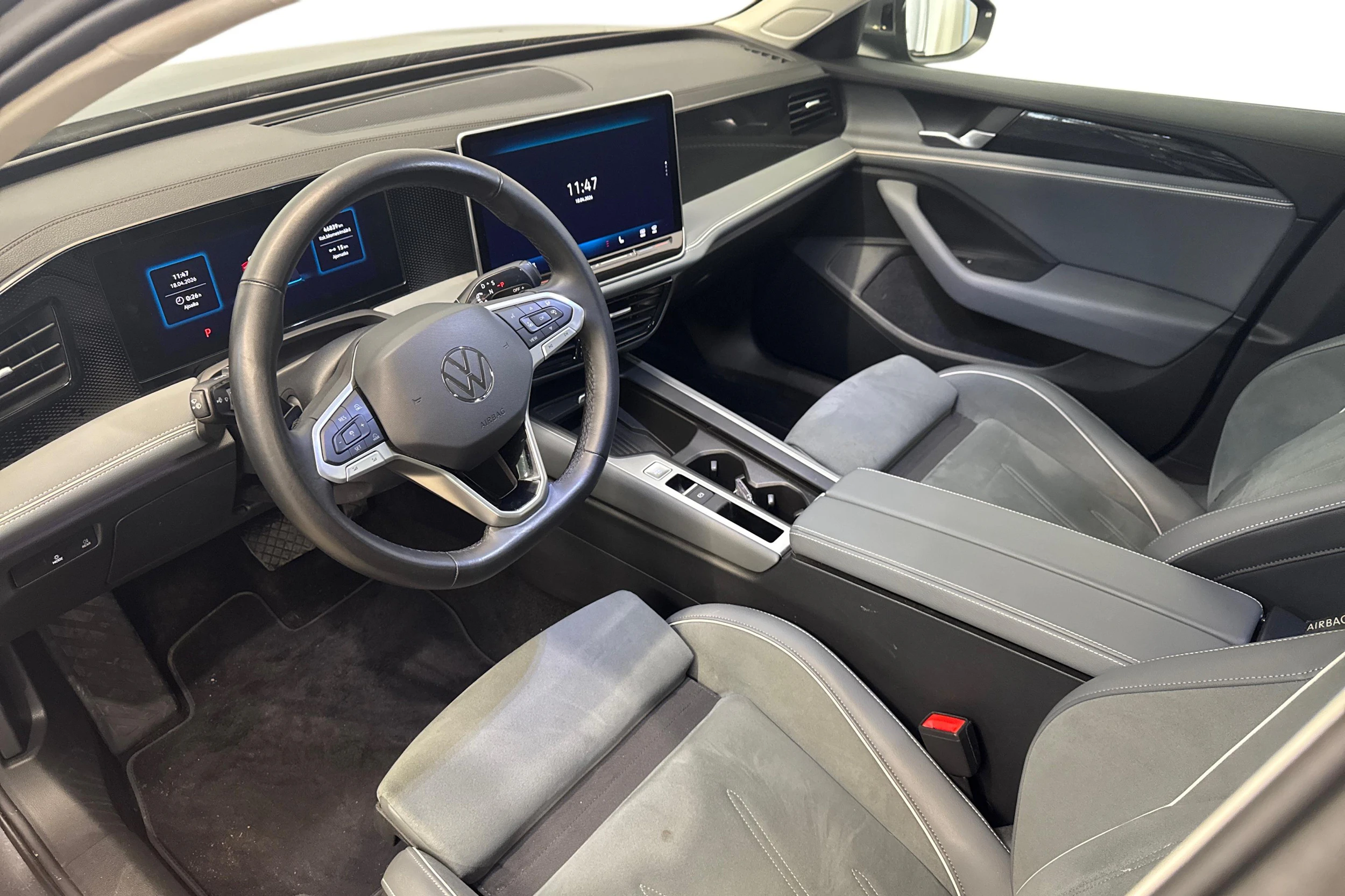 harmaa Volkswagen Passat 2024 kuva 8.