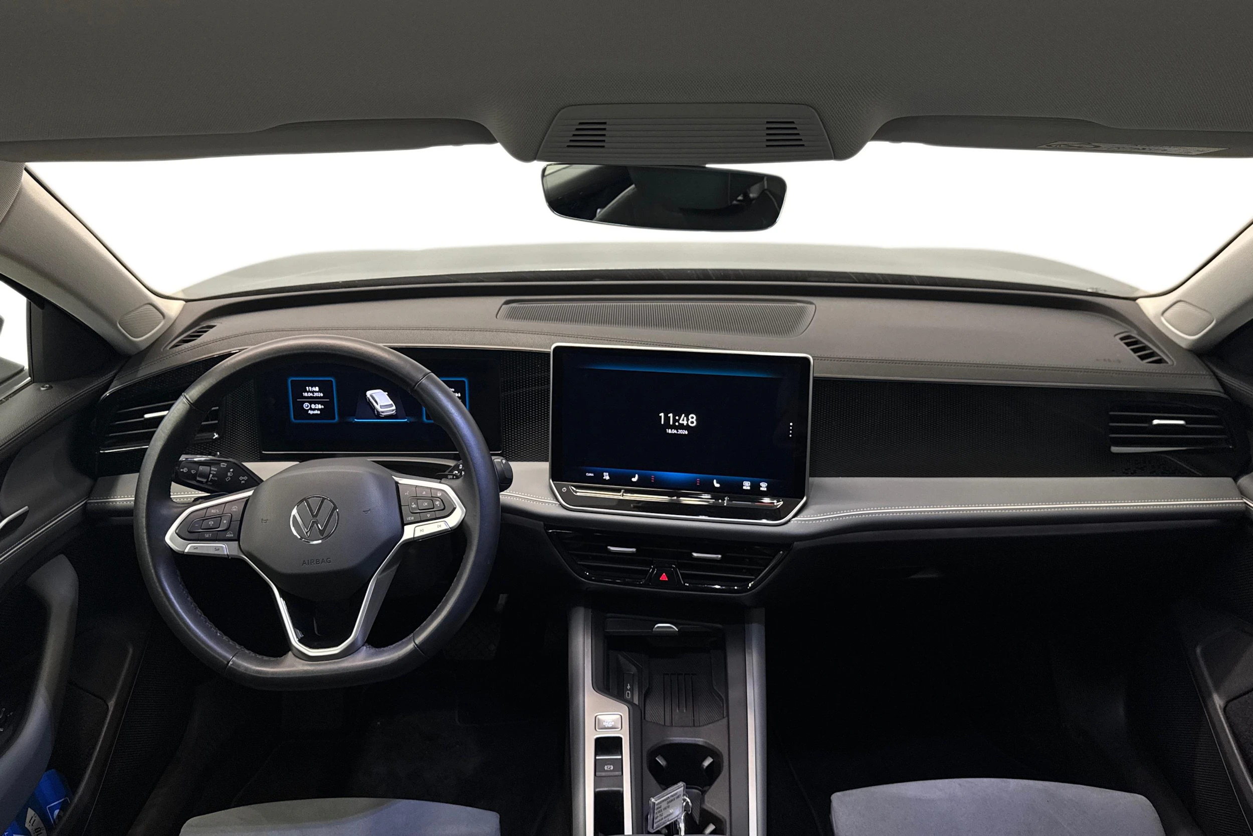 harmaa Volkswagen Passat 2024 kuva 9.
