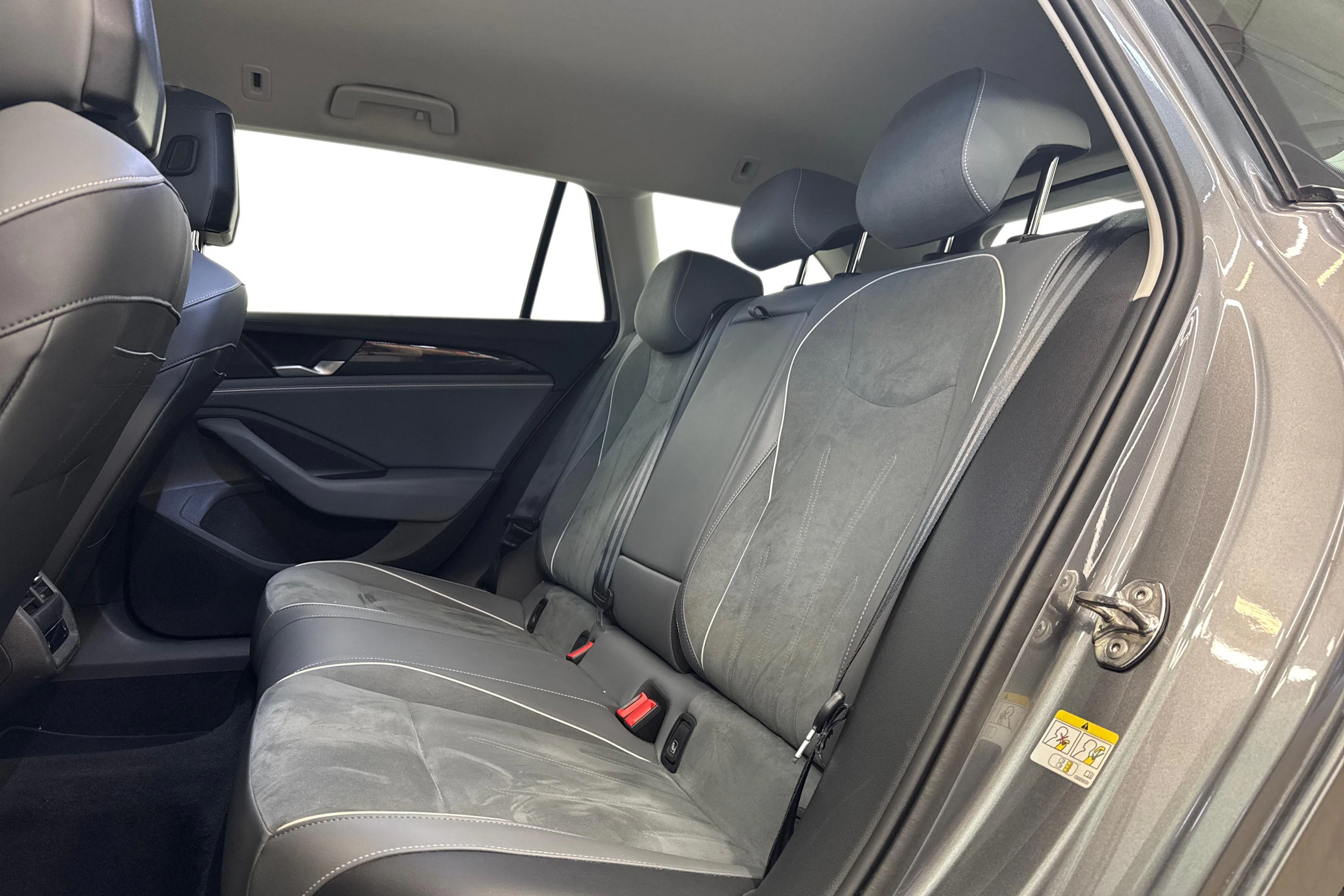 harmaa Volkswagen Passat 2024 kuva 11.