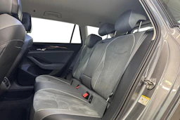 harmaa Volkswagen Passat 2024 kuva 11.