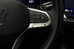 harmaa Volkswagen Passat 2024 kuva 16.