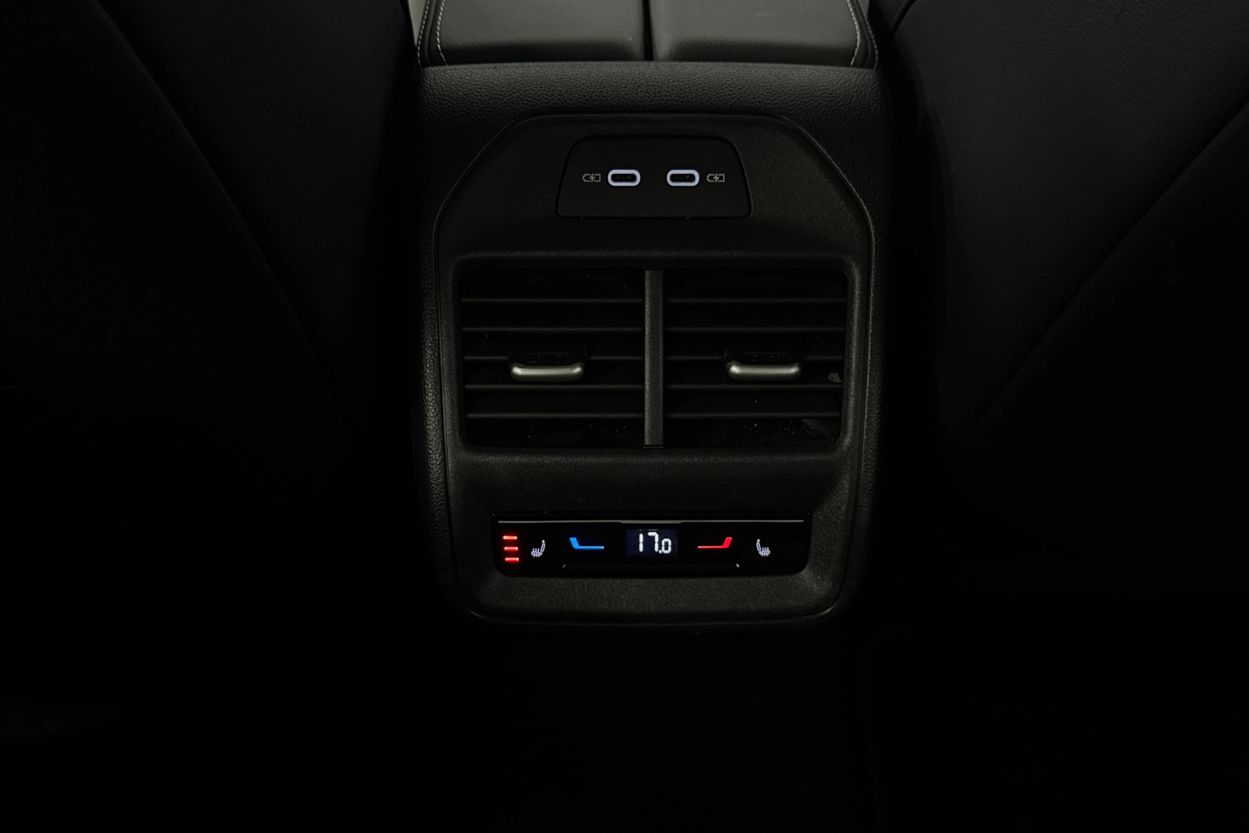 harmaa Volkswagen Passat 2024 kuva 23.