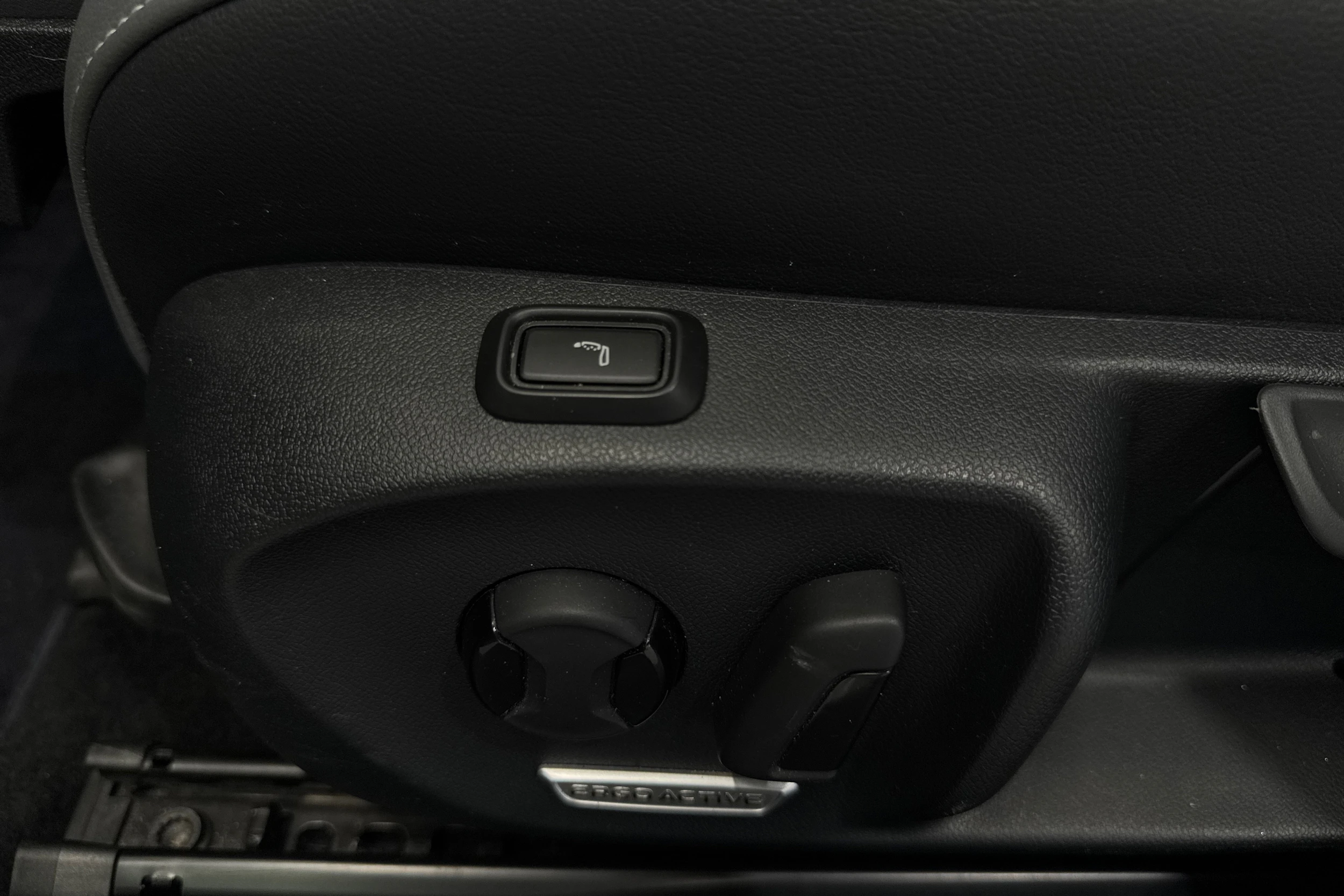 harmaa Volkswagen Passat 2024 kuva 24.