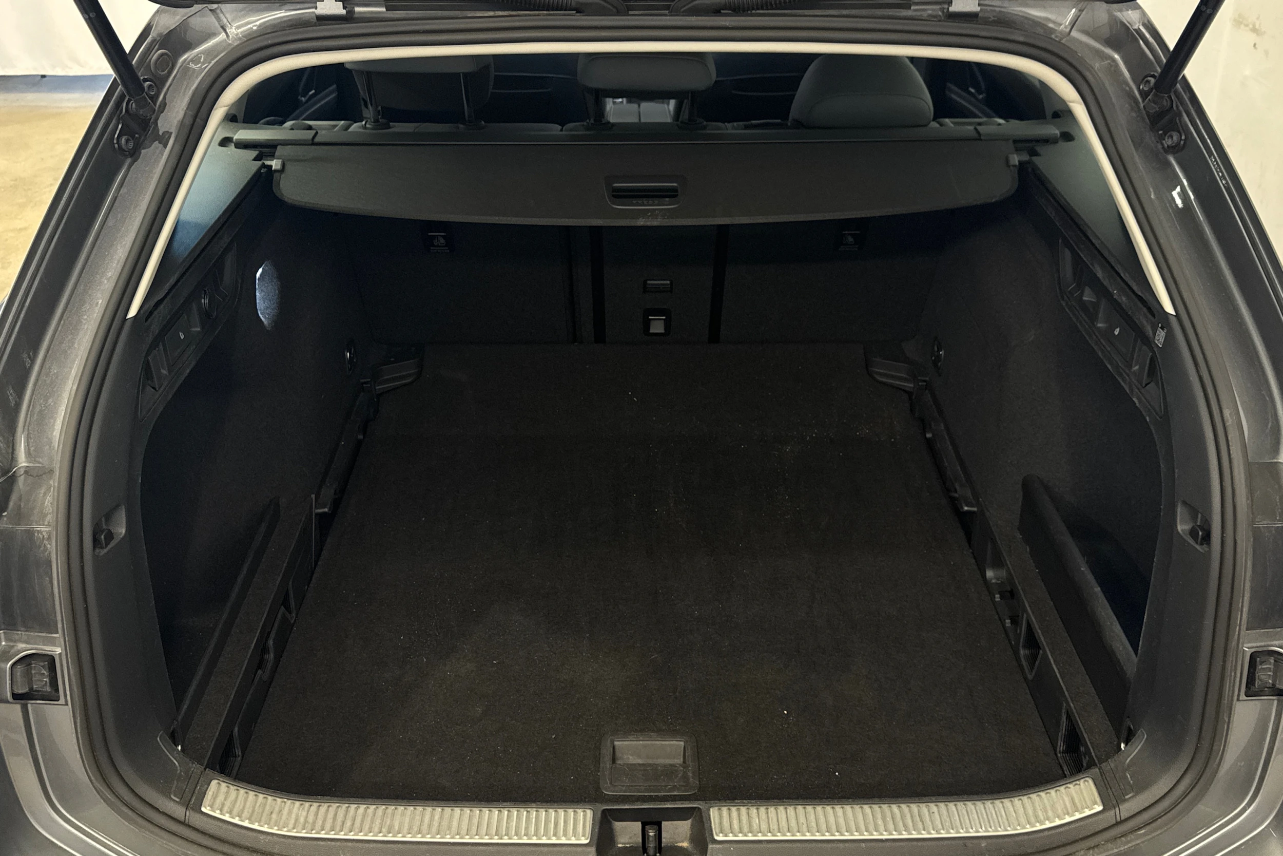 harmaa Volkswagen Passat 2024 kuva 26.