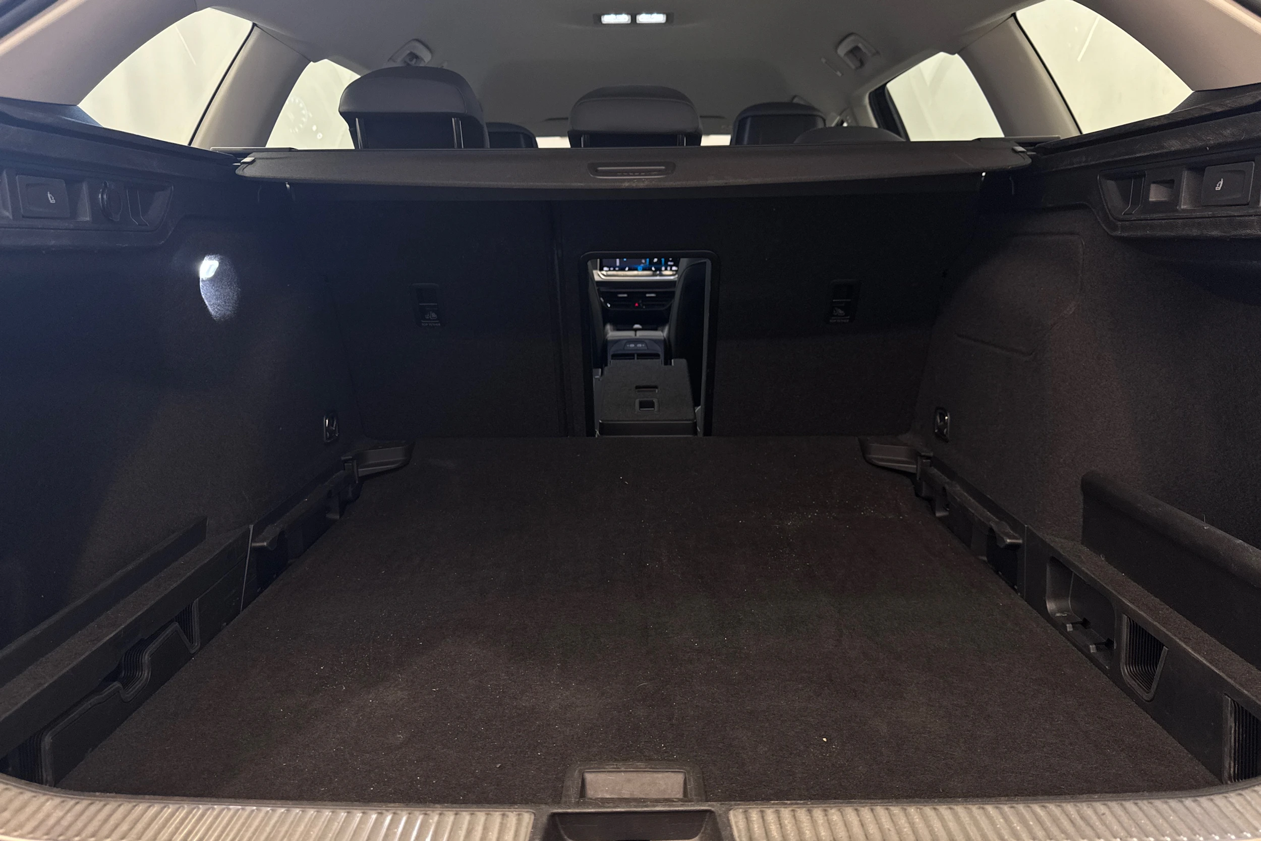 harmaa Volkswagen Passat 2024 kuva 27.