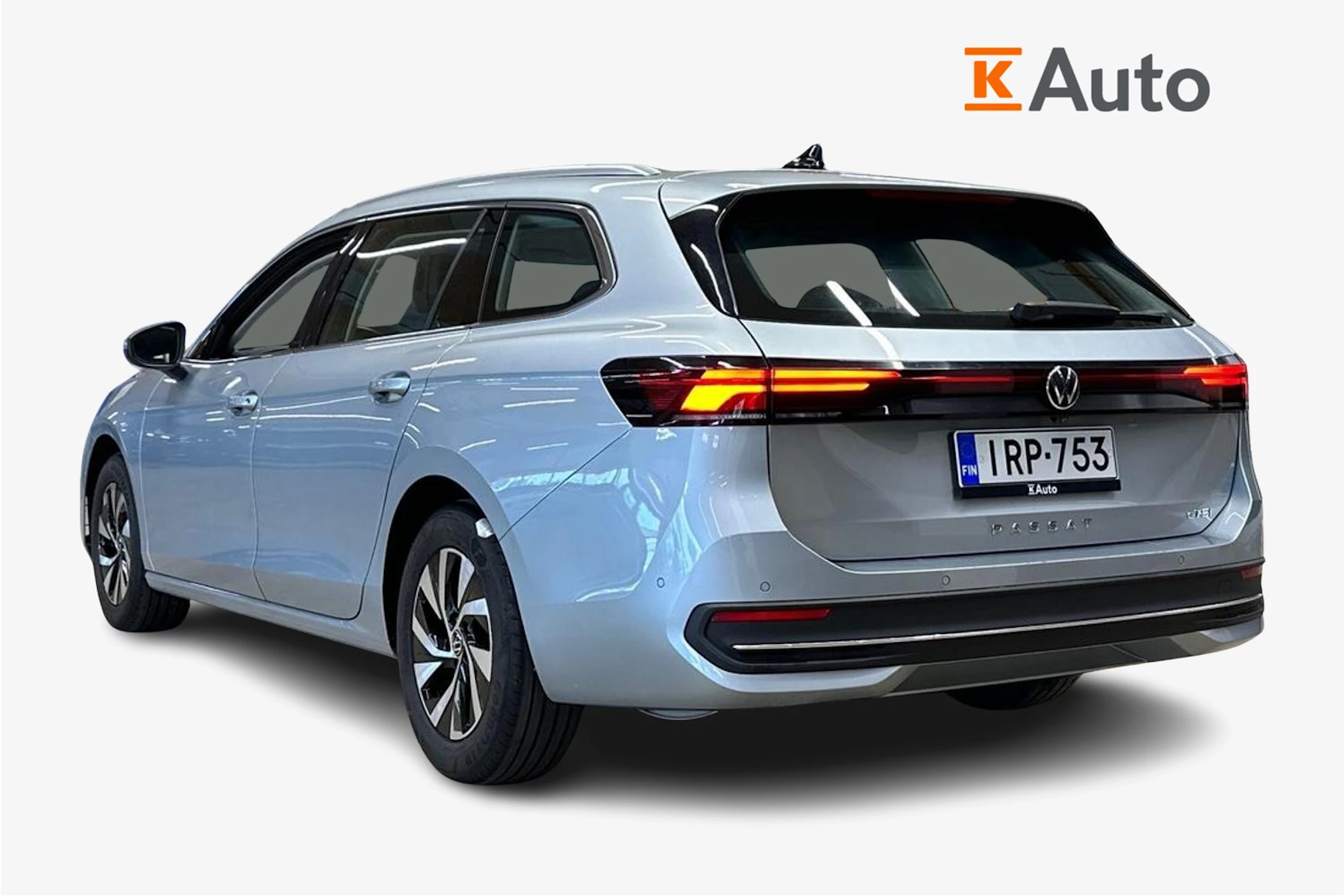 harmaa Volkswagen Passat 2024 kuva 2.