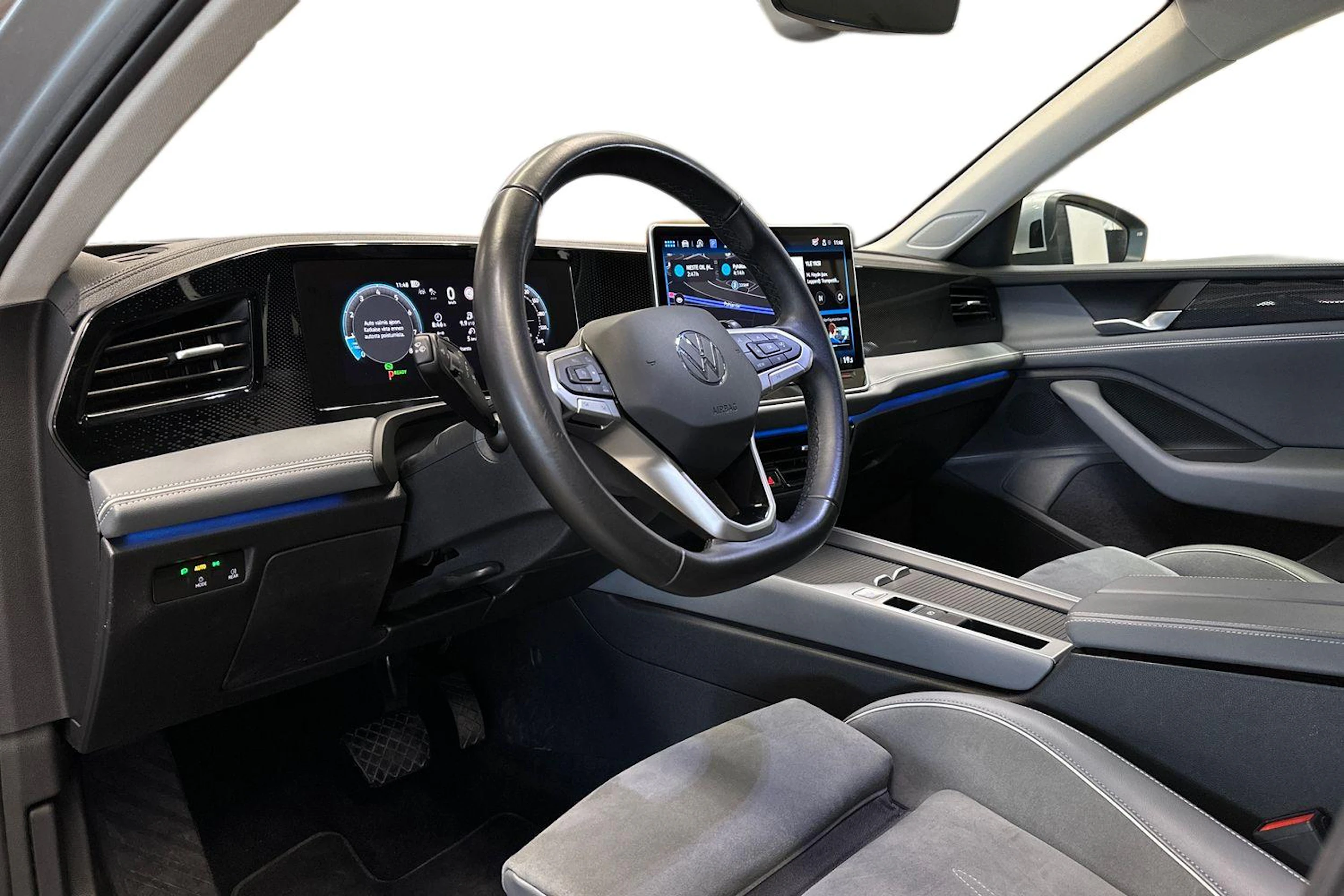 harmaa Volkswagen Passat 2024 kuva 6.