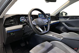 harmaa Volkswagen Passat 2024 kuva 6.