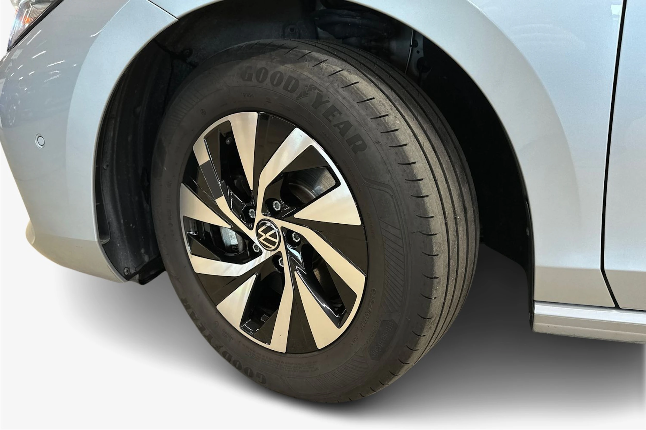 harmaa Volkswagen Passat 2024 kuva 9.