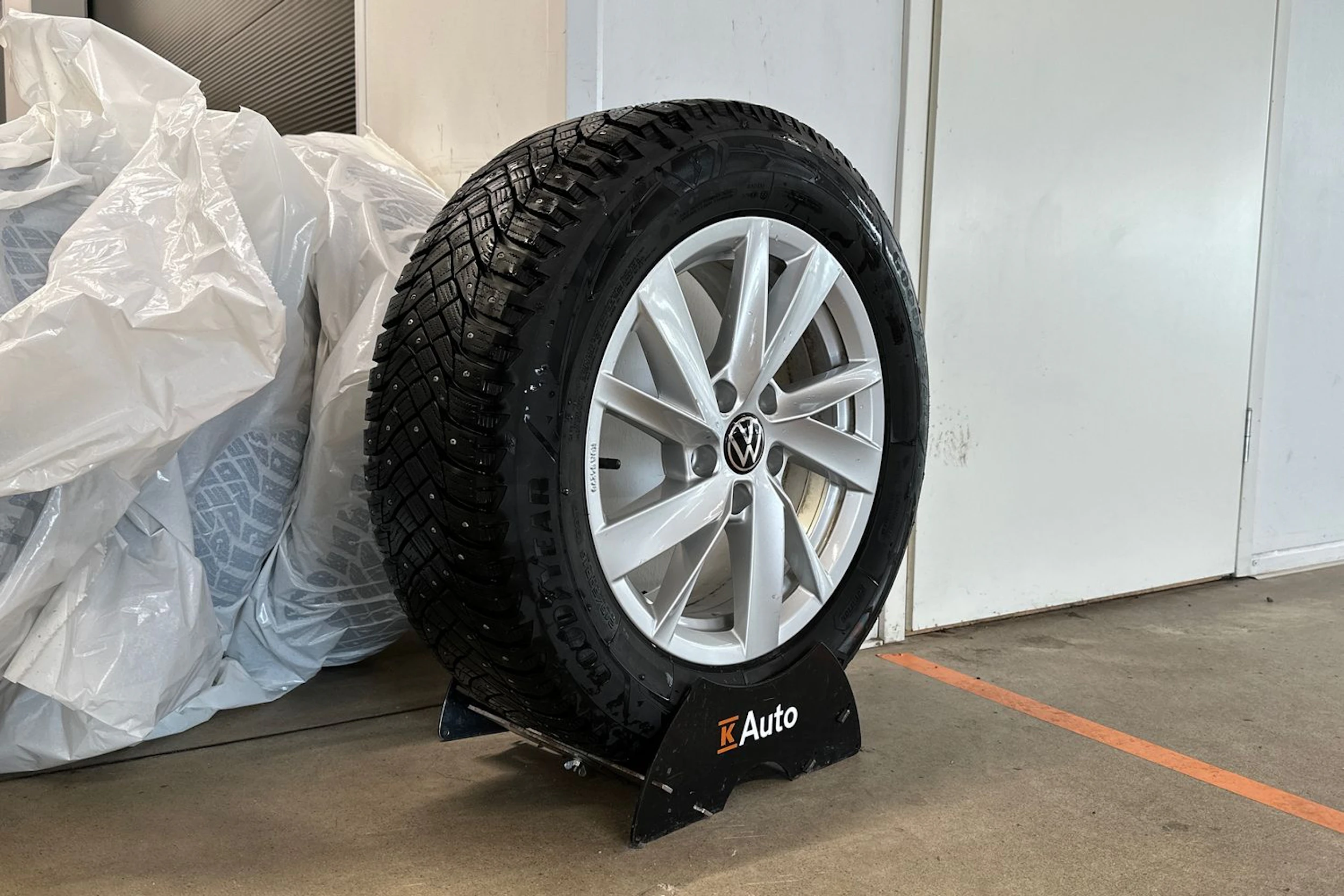harmaa Volkswagen Passat 2024 kuva 10.