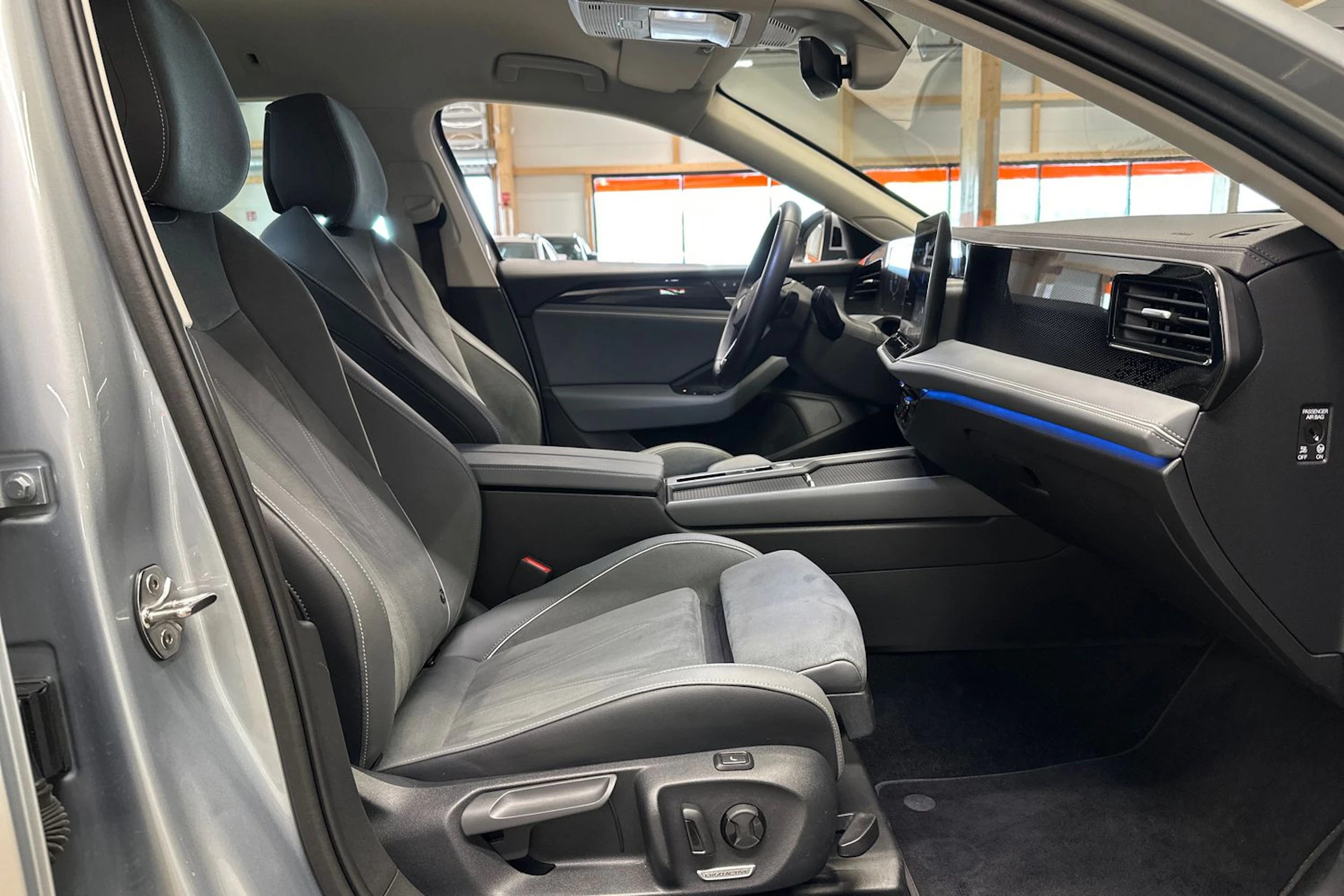 harmaa Volkswagen Passat 2024 kuva 11.