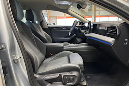 harmaa Volkswagen Passat 2024 kuva 11.