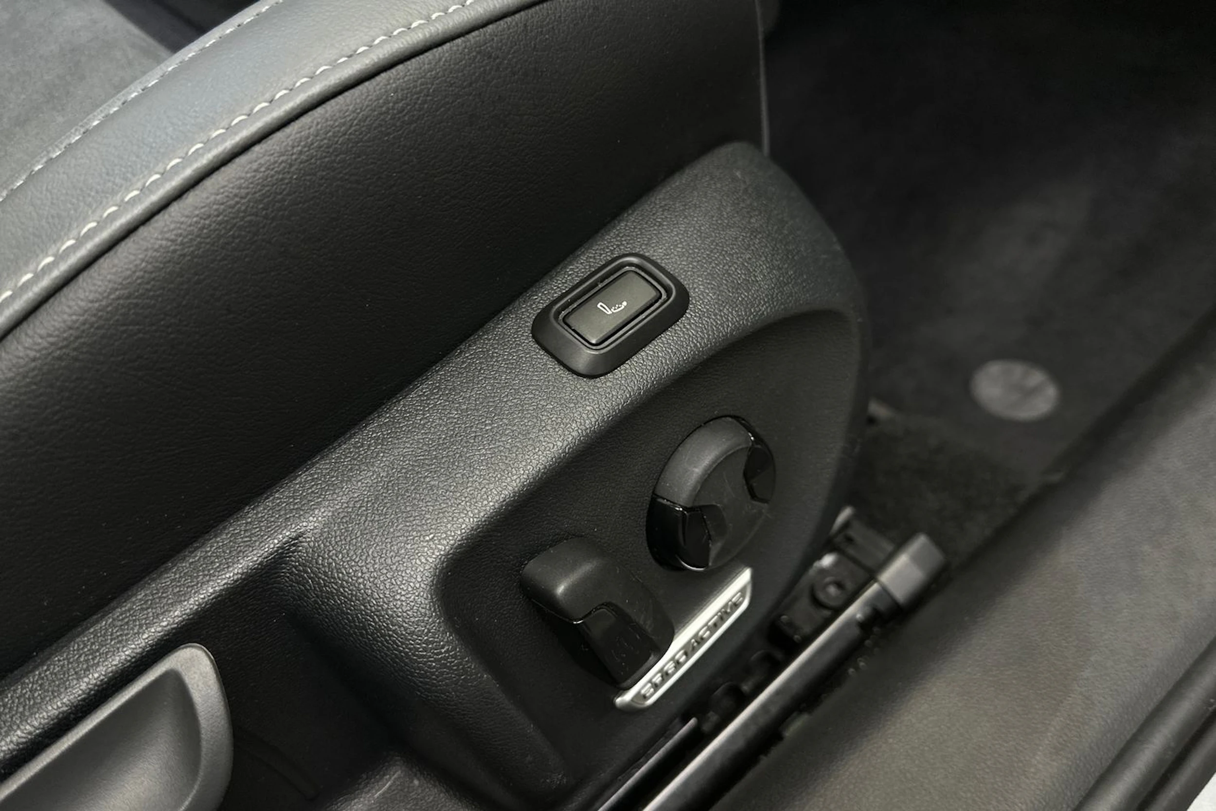harmaa Volkswagen Passat 2024 kuva 12.