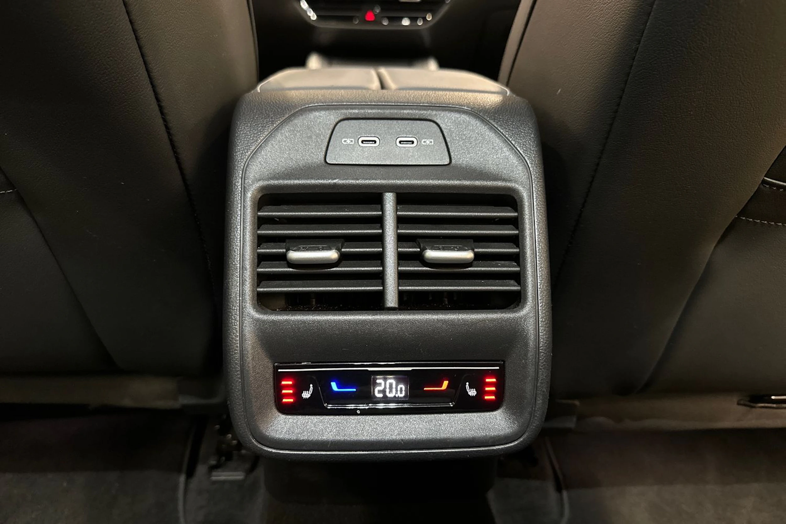 harmaa Volkswagen Passat 2024 kuva 13.