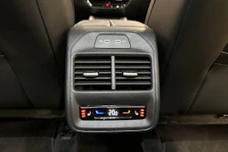 harmaa Volkswagen Passat 2024 kuva 13.