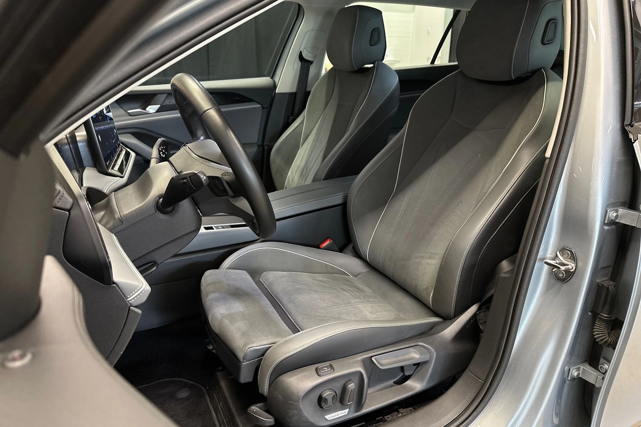 harmaa Volkswagen Passat 2024 kuva 14.