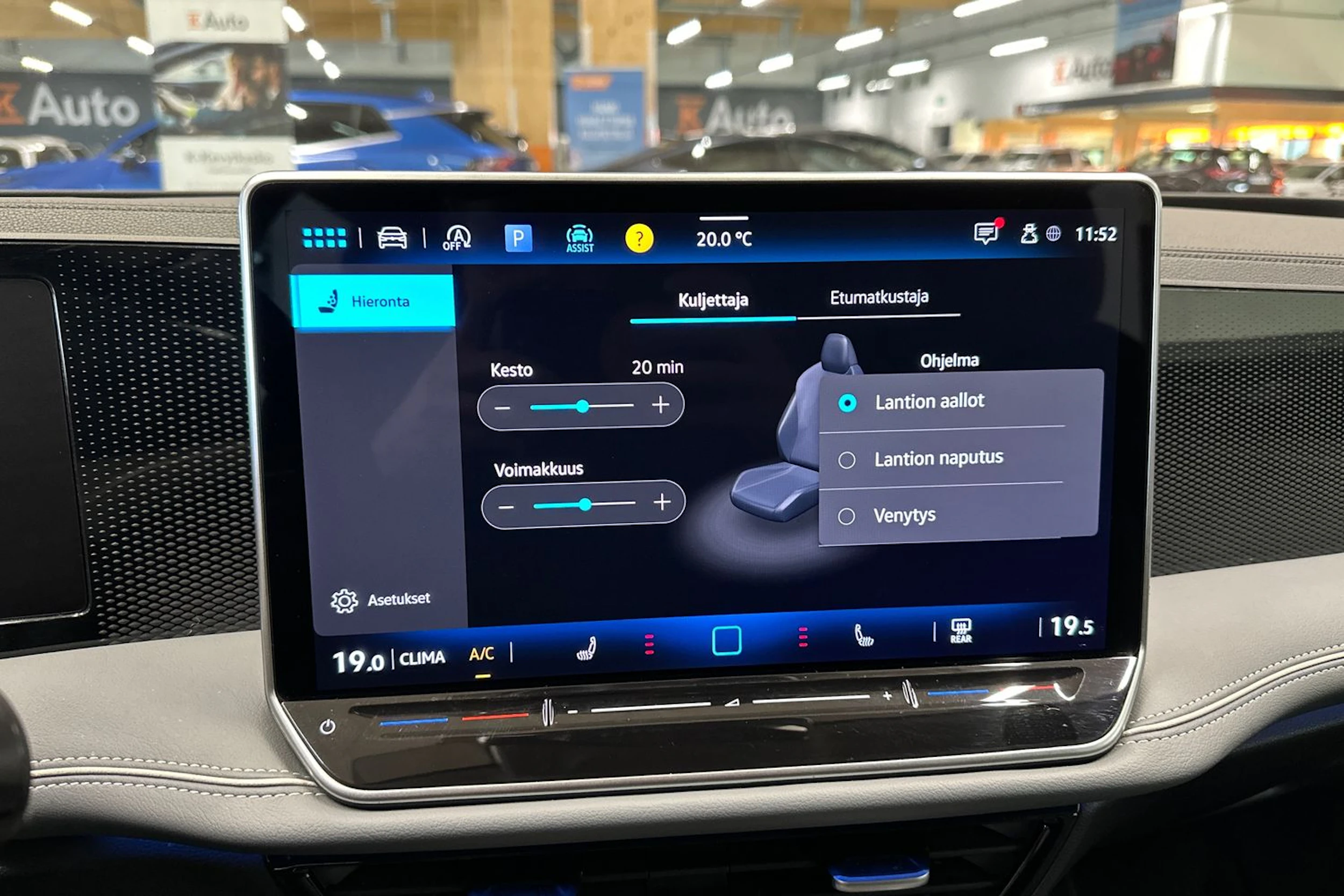 harmaa Volkswagen Passat 2024 kuva 15.