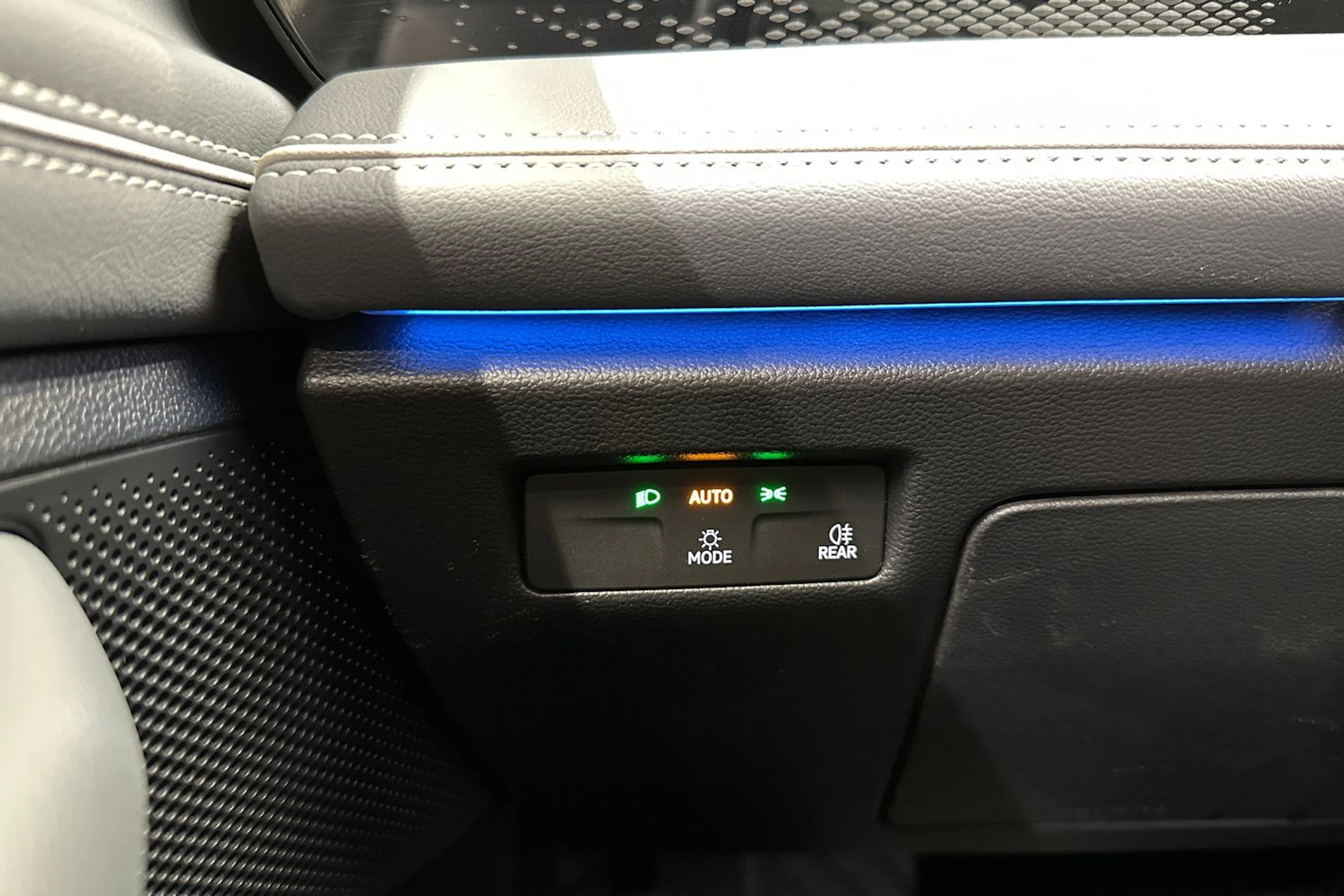 harmaa Volkswagen Passat 2024 kuva 25.
