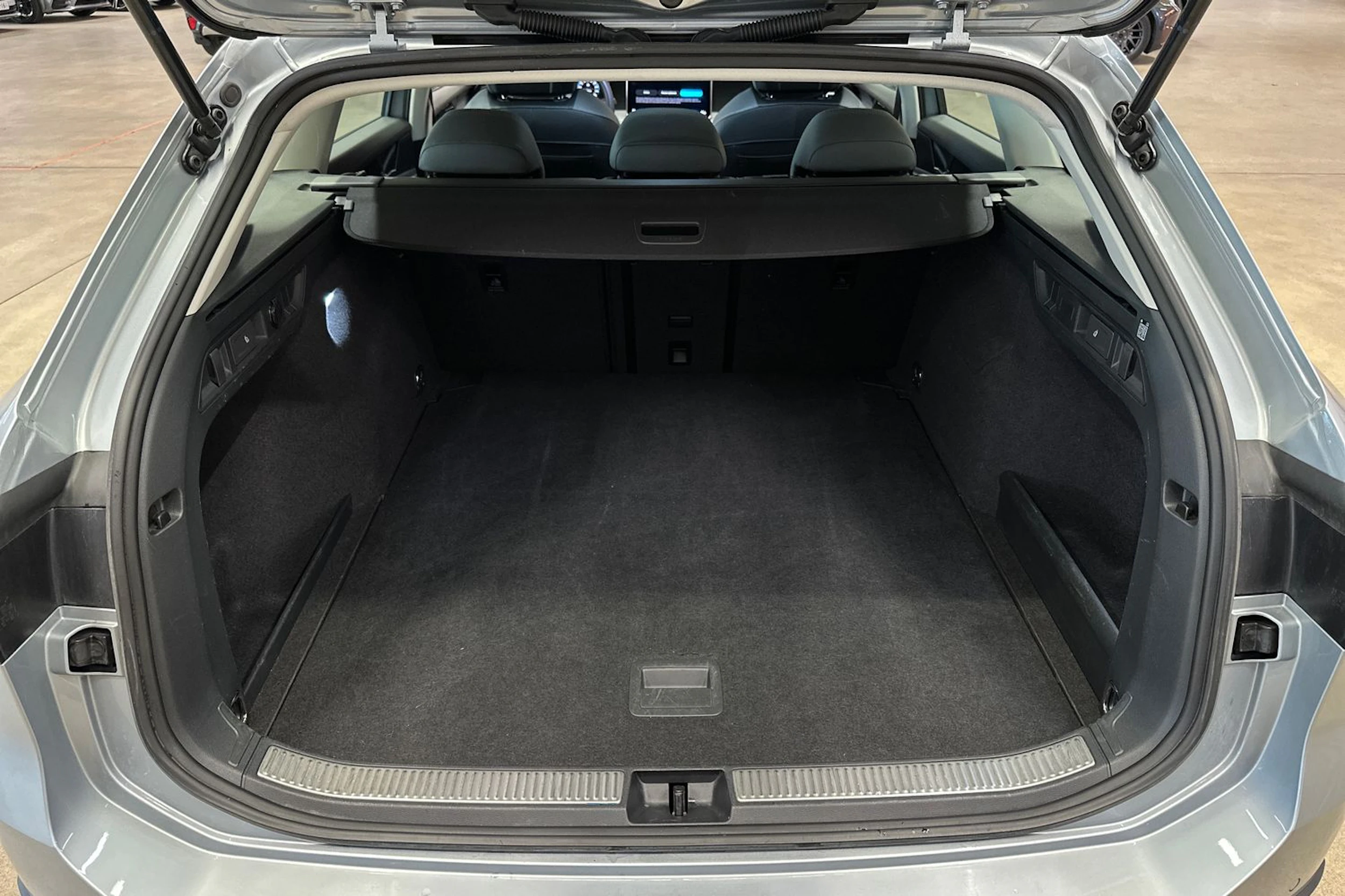 harmaa Volkswagen Passat 2024 kuva 26.