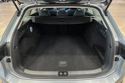 harmaa Volkswagen Passat 2024 kuva 26.
