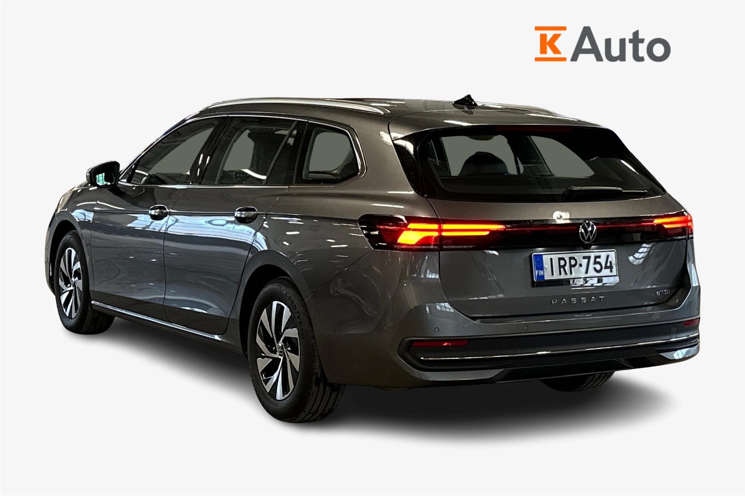 harmaa Volkswagen Passat 2024 kuva 2.