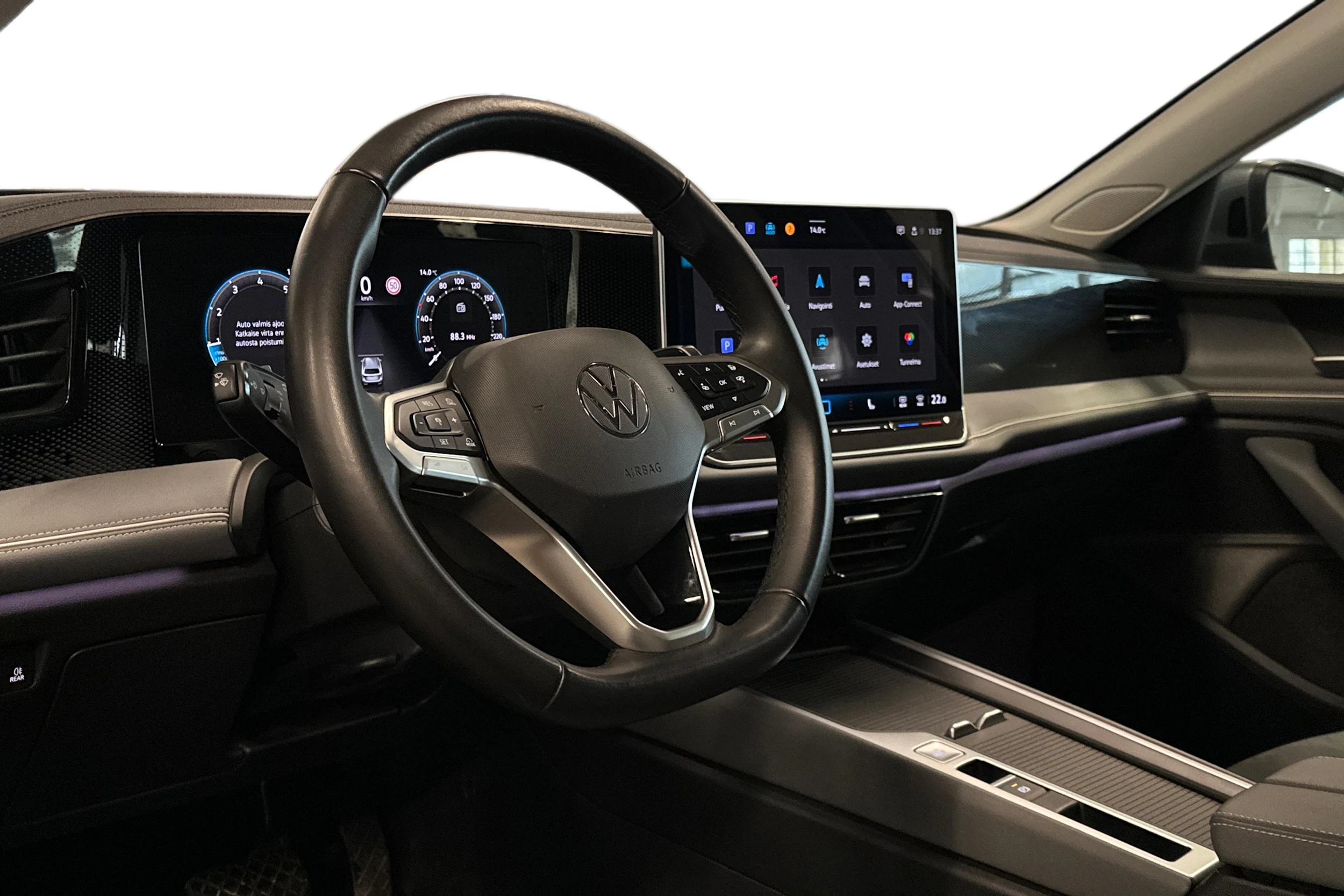 harmaa Volkswagen Passat 2024 kuva 3.