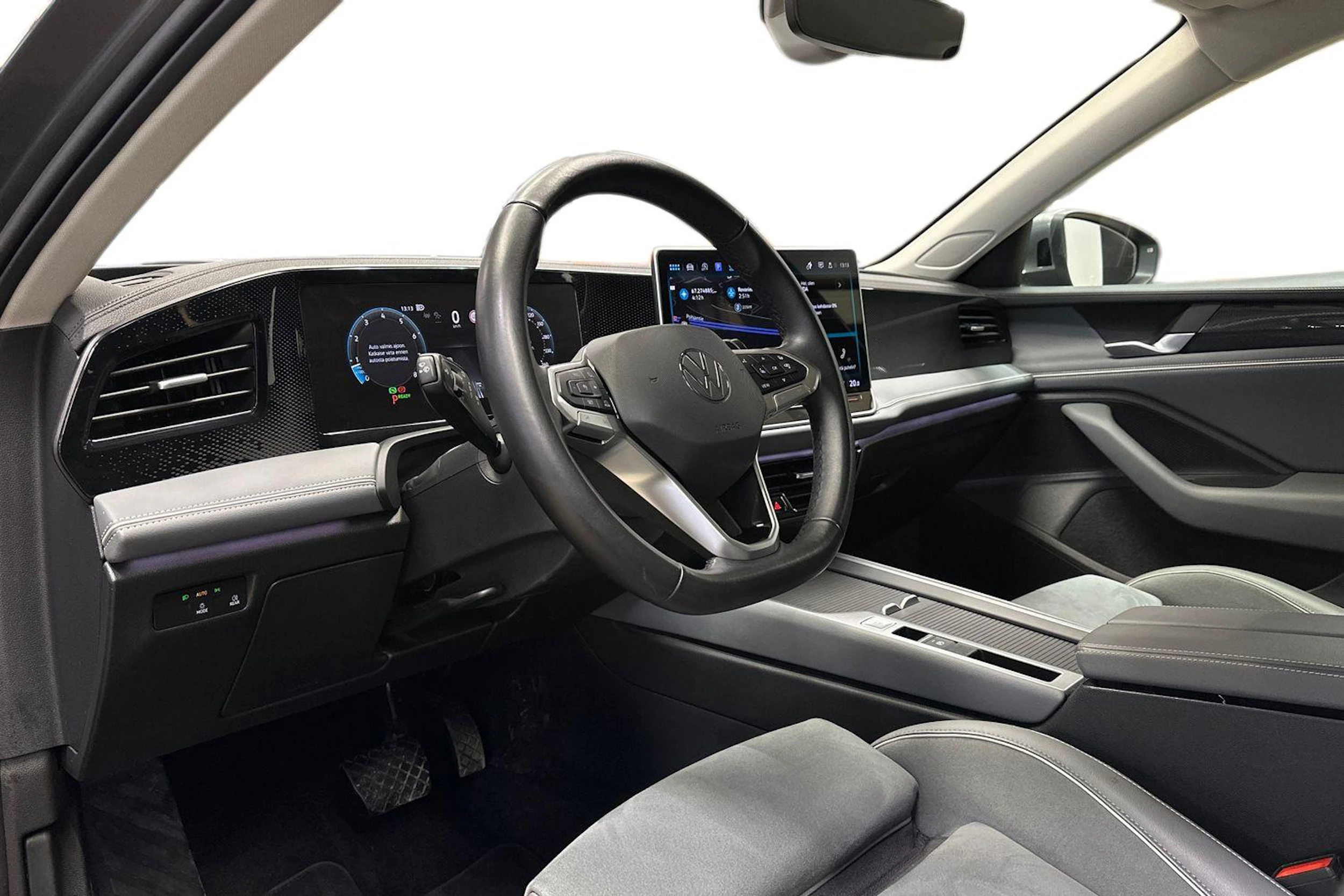 harmaa Volkswagen Passat 2024 kuva 8.