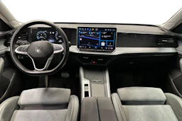 harmaa Volkswagen Passat 2024 kuva 9.