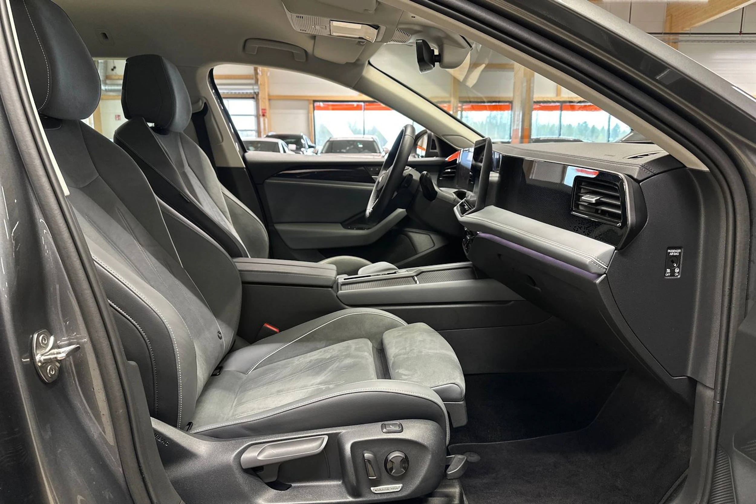 harmaa Volkswagen Passat 2024 kuva 15.