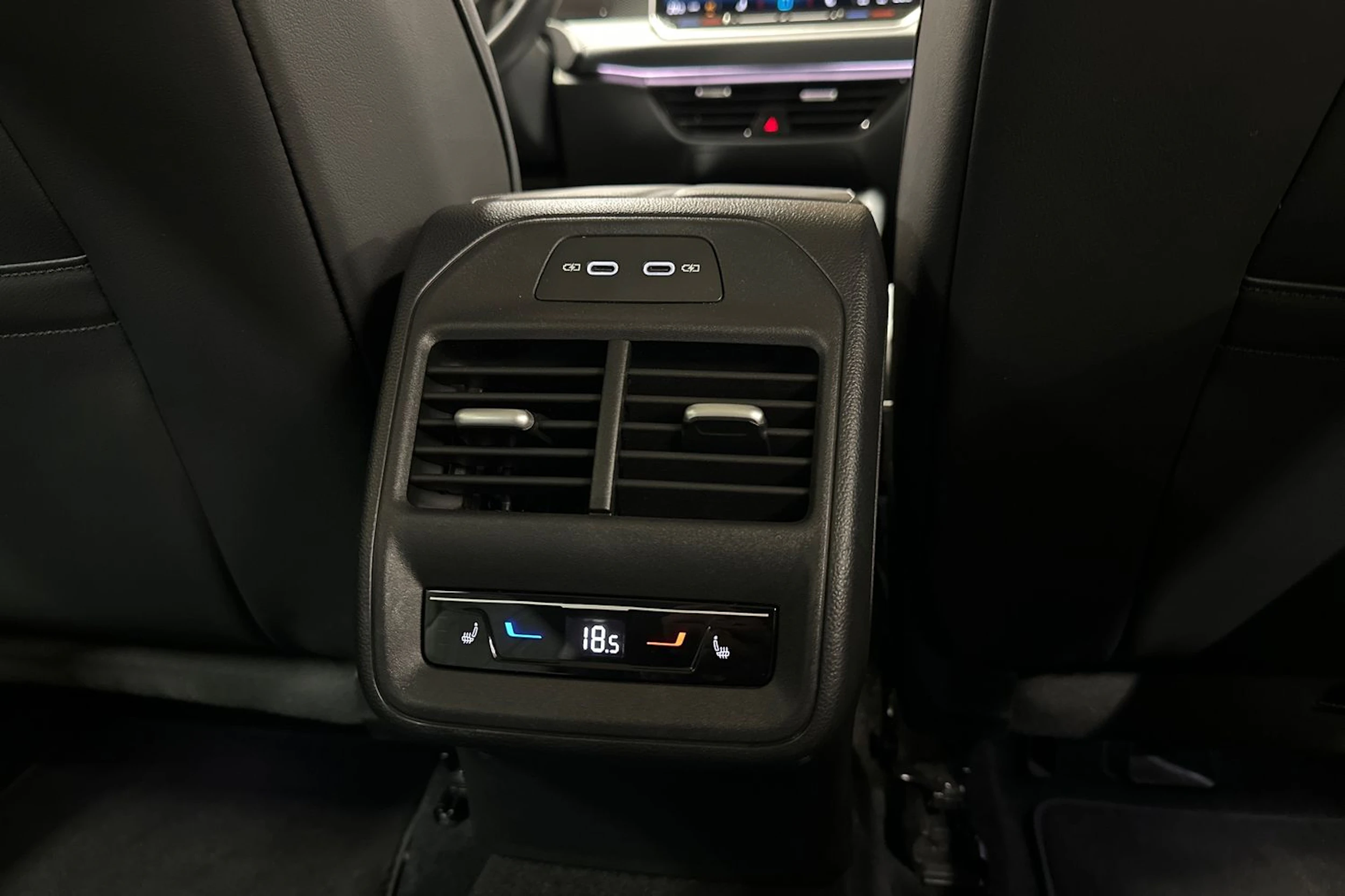 harmaa Volkswagen Passat 2024 kuva 17.