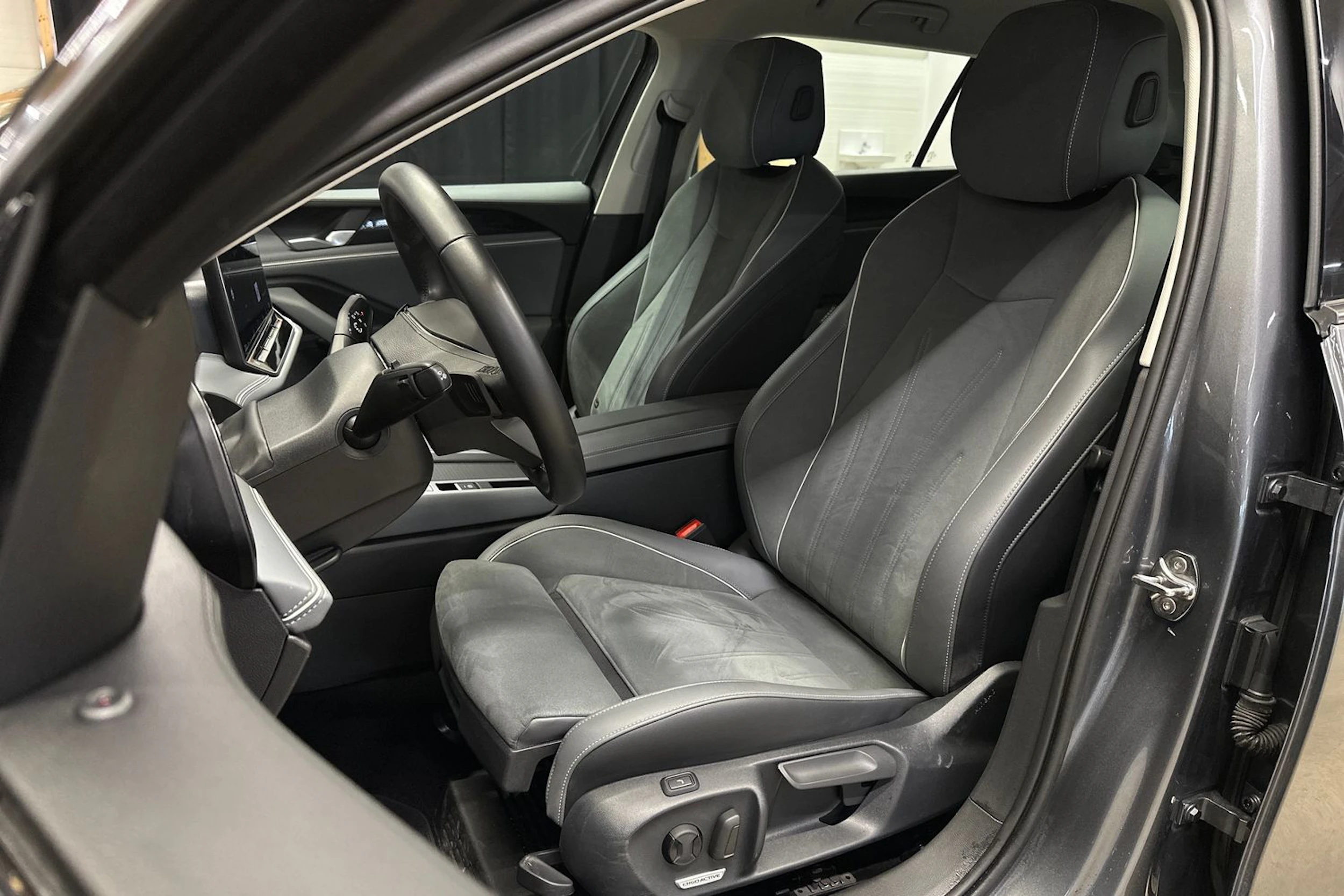 harmaa Volkswagen Passat 2024 kuva 18.