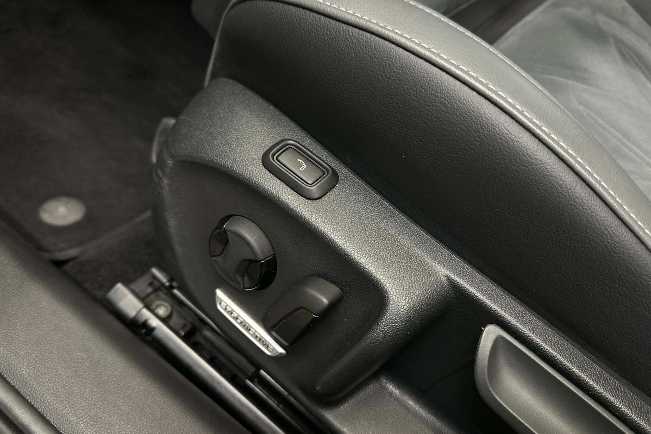harmaa Volkswagen Passat 2024 kuva 19.