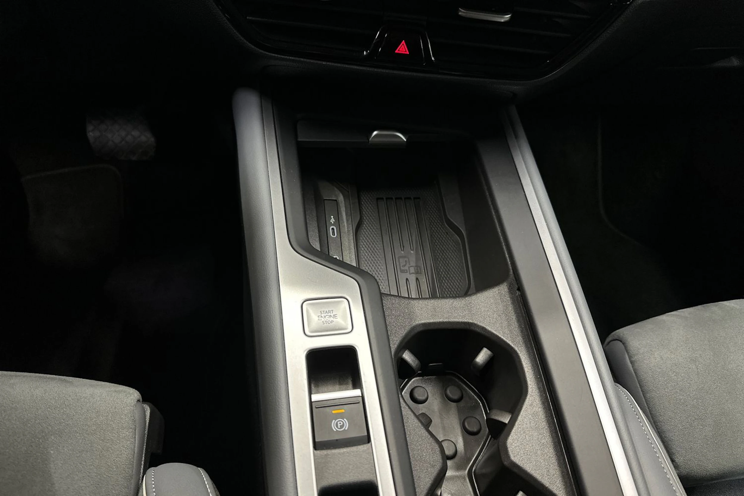harmaa Volkswagen Passat 2024 kuva 25.