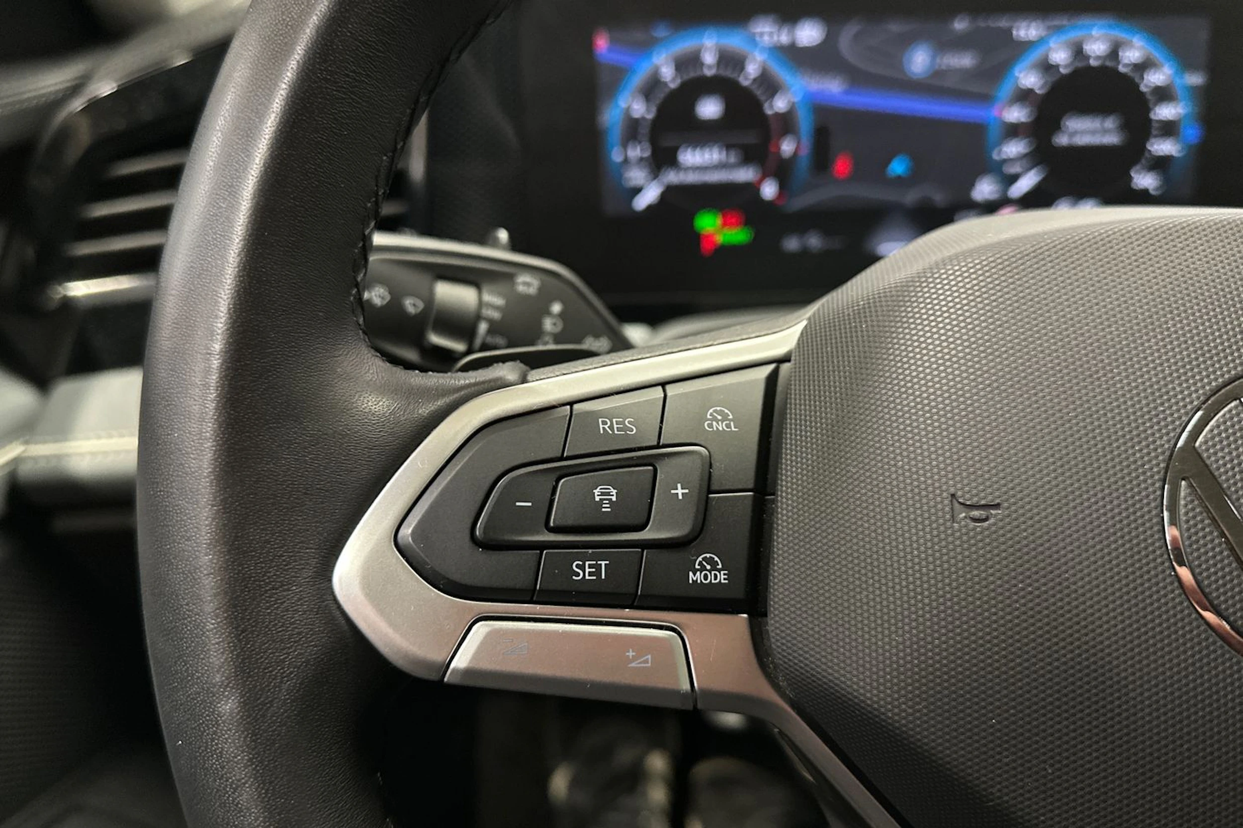 harmaa Volkswagen Passat 2024 kuva 28.