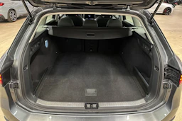 harmaa Volkswagen Passat 2024 kuva 31.