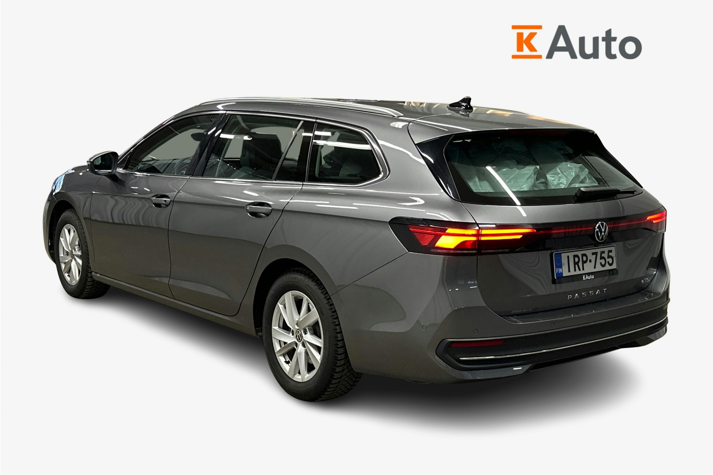 harmaa Volkswagen Passat 2024 kuva 2.