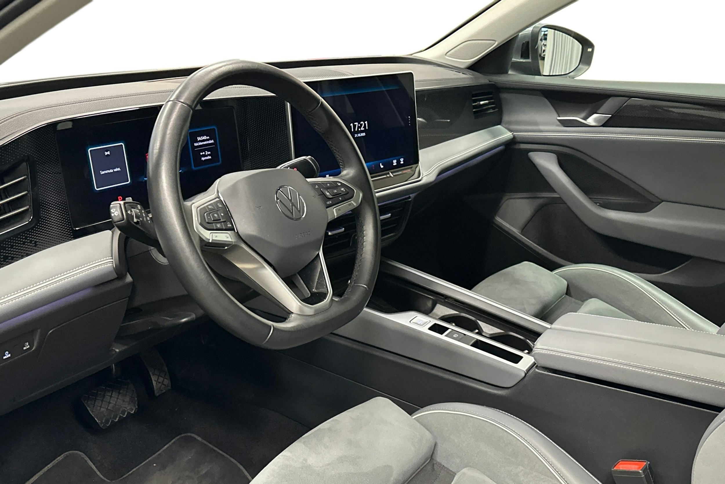 harmaa Volkswagen Passat 2024 kuva 3.