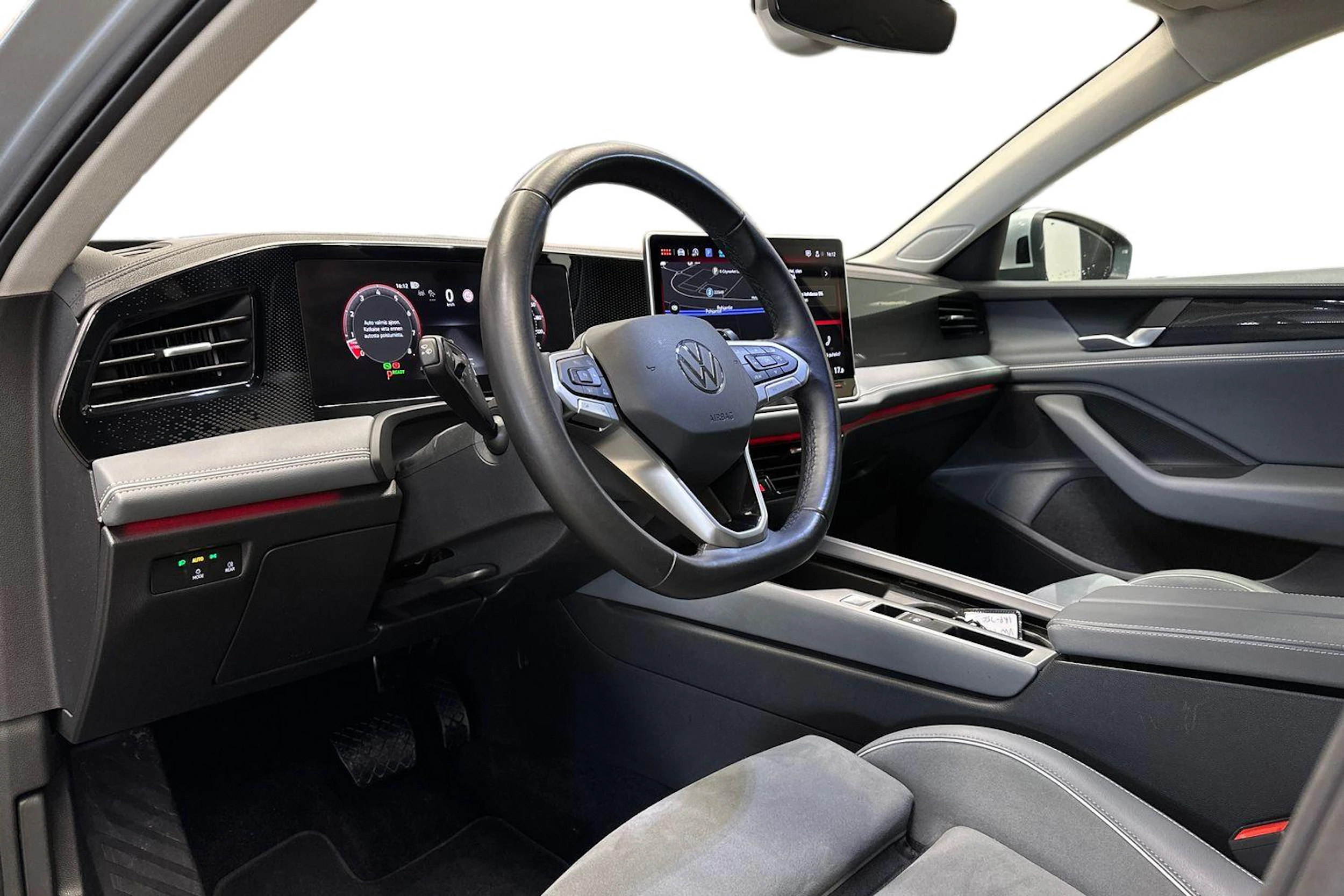 harmaa Volkswagen Passat 2024 kuva 8.