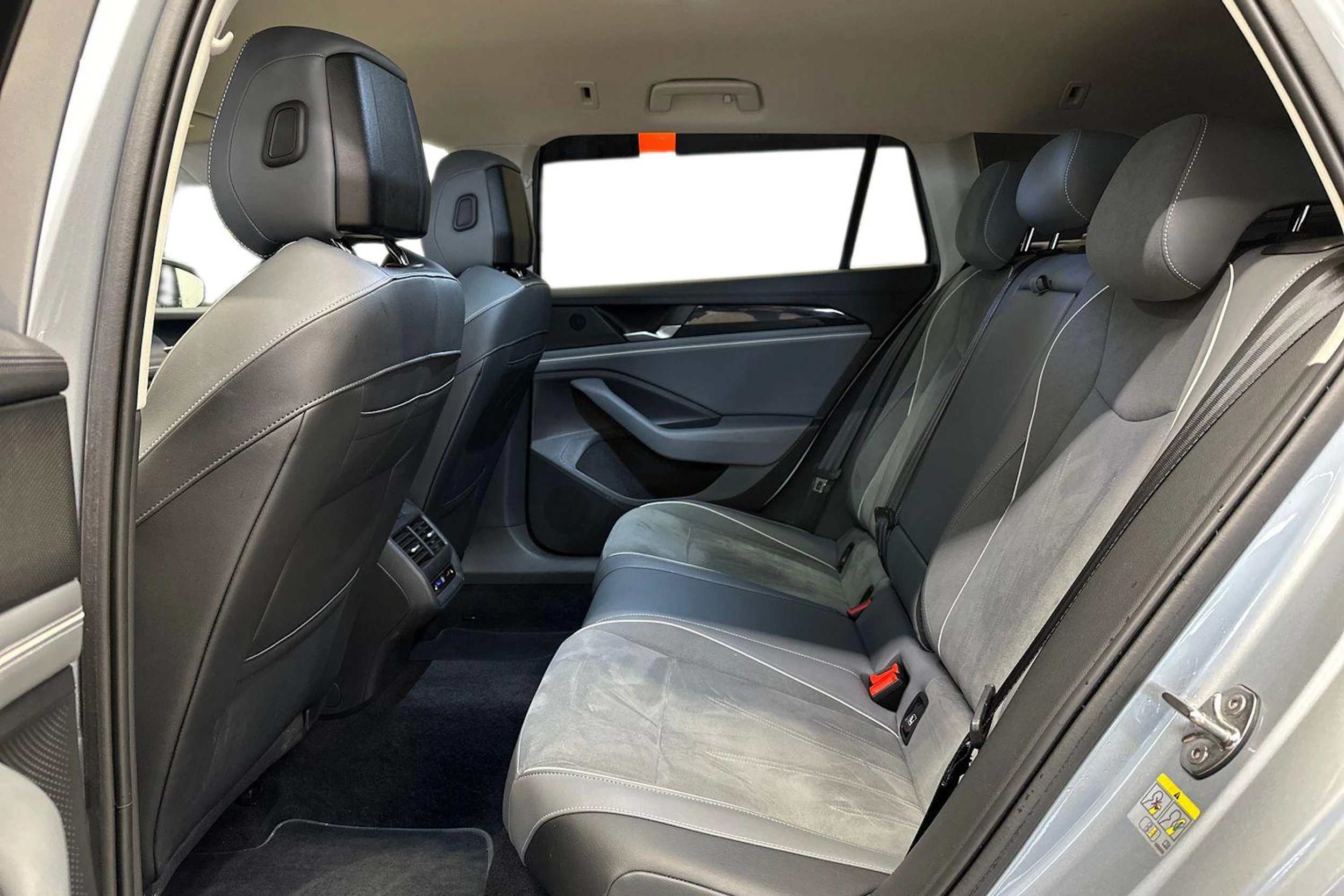 harmaa Volkswagen Passat 2024 kuva 11.