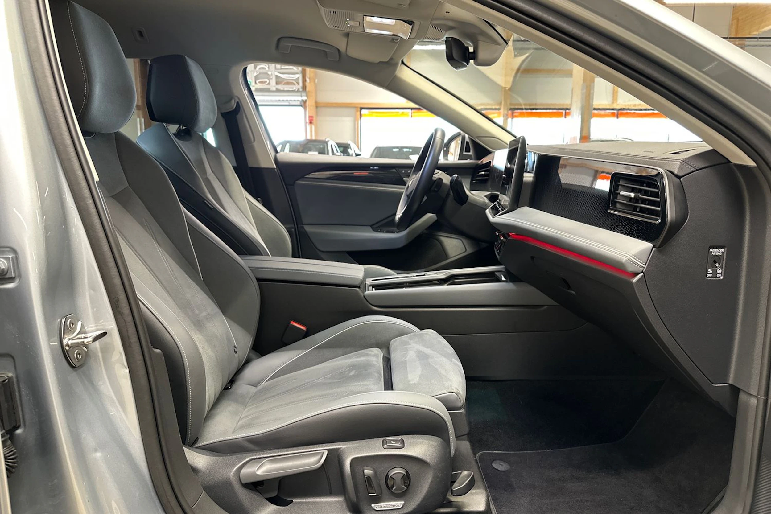 harmaa Volkswagen Passat 2024 kuva 15.