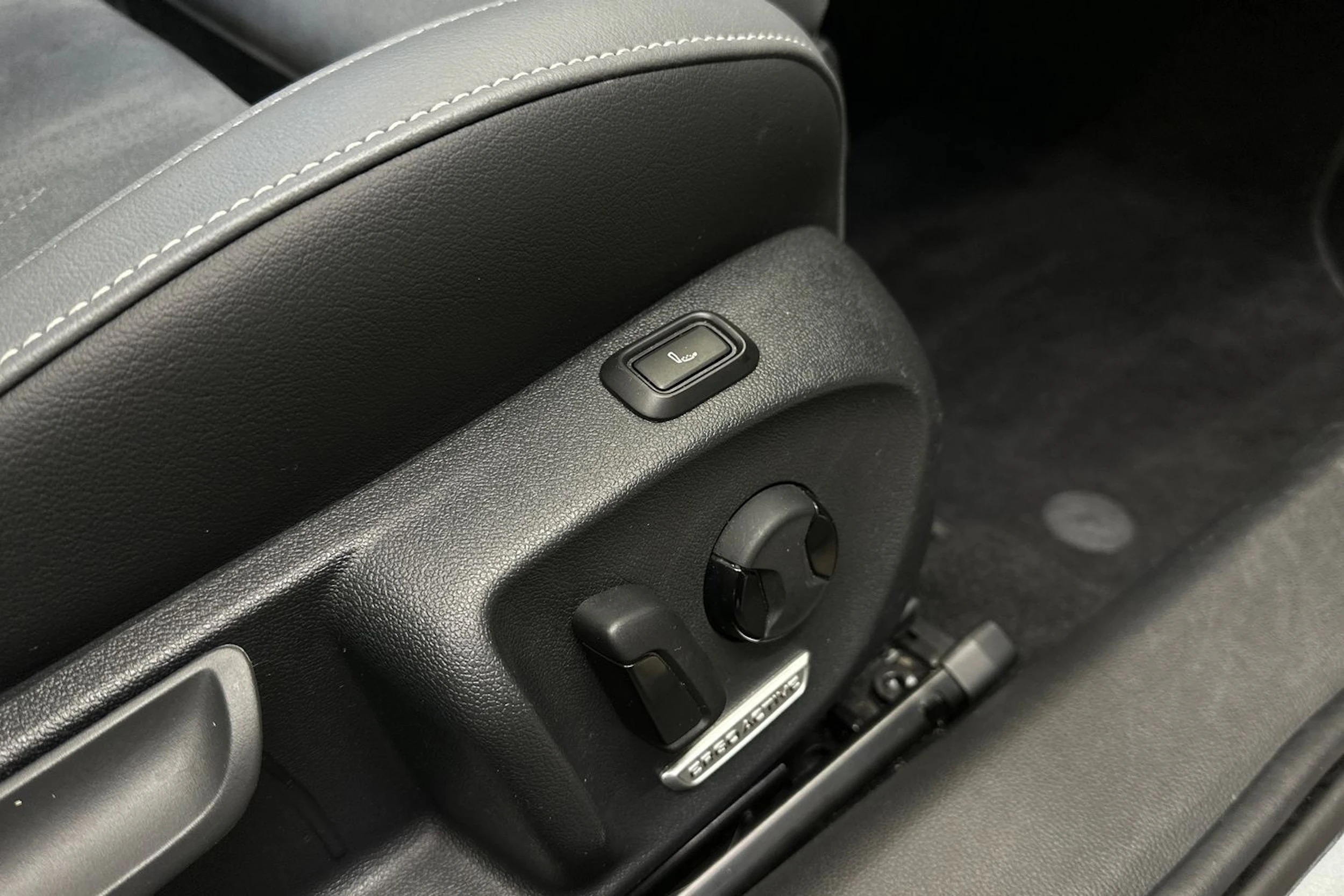 harmaa Volkswagen Passat 2024 kuva 16.