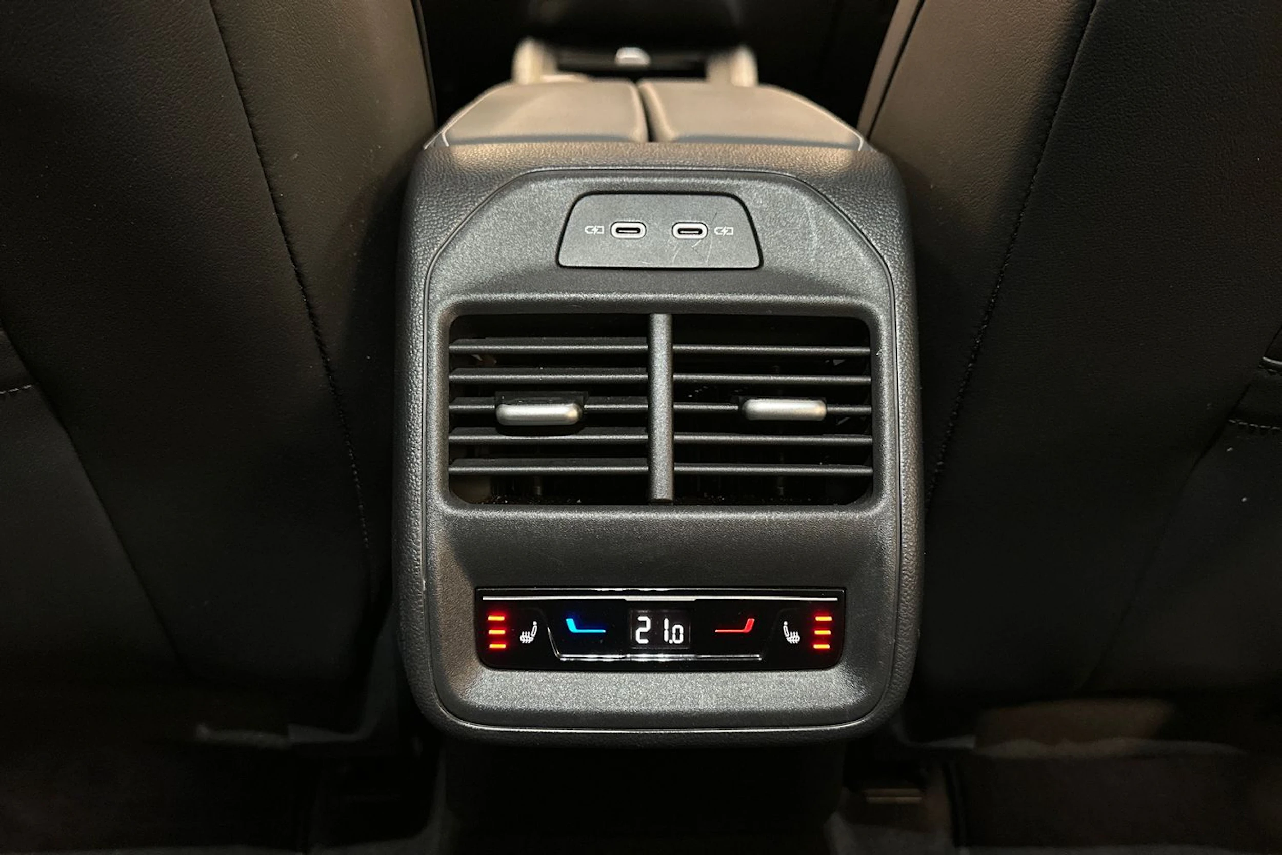 harmaa Volkswagen Passat 2024 kuva 17.