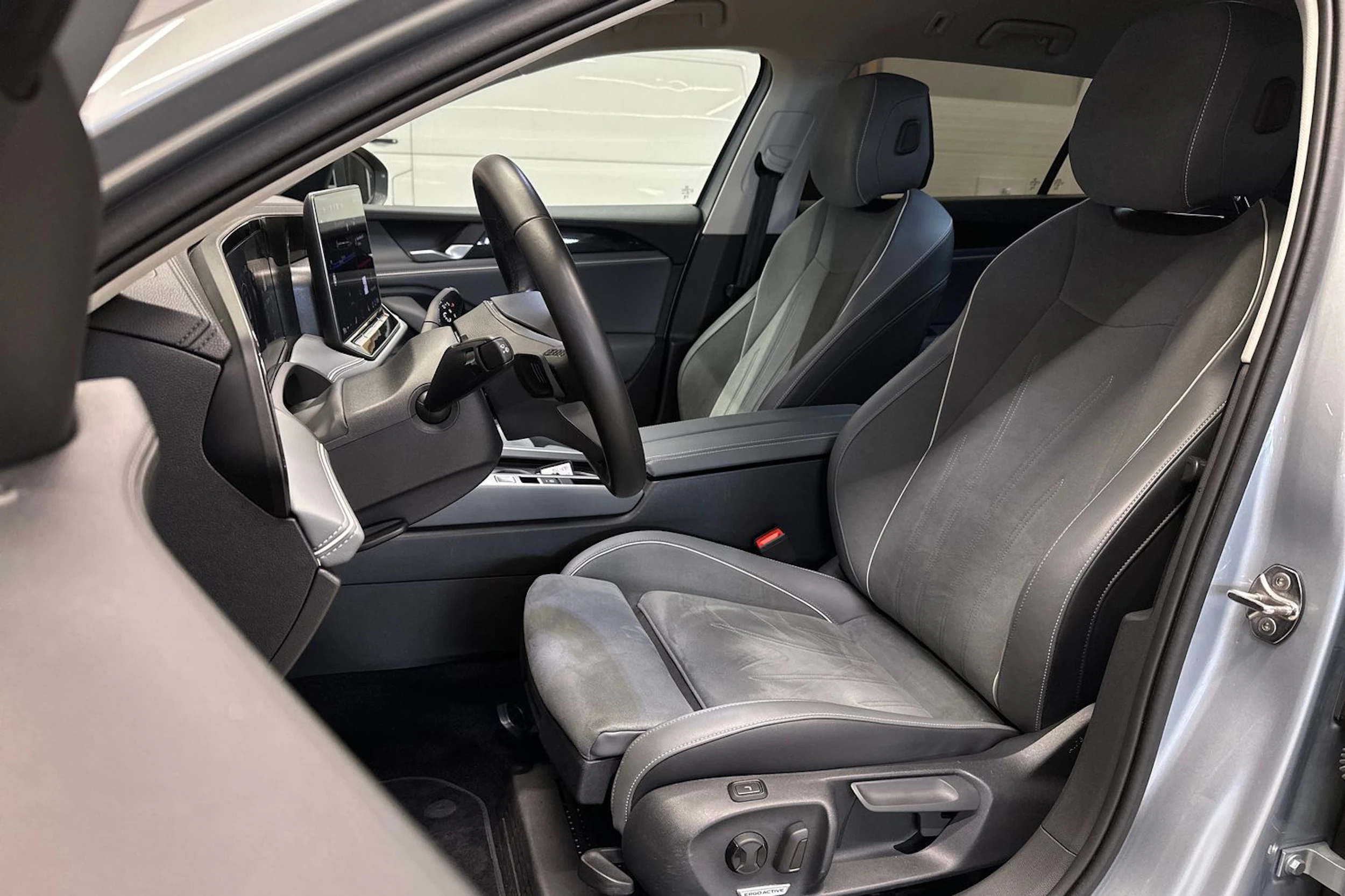 harmaa Volkswagen Passat 2024 kuva 18.