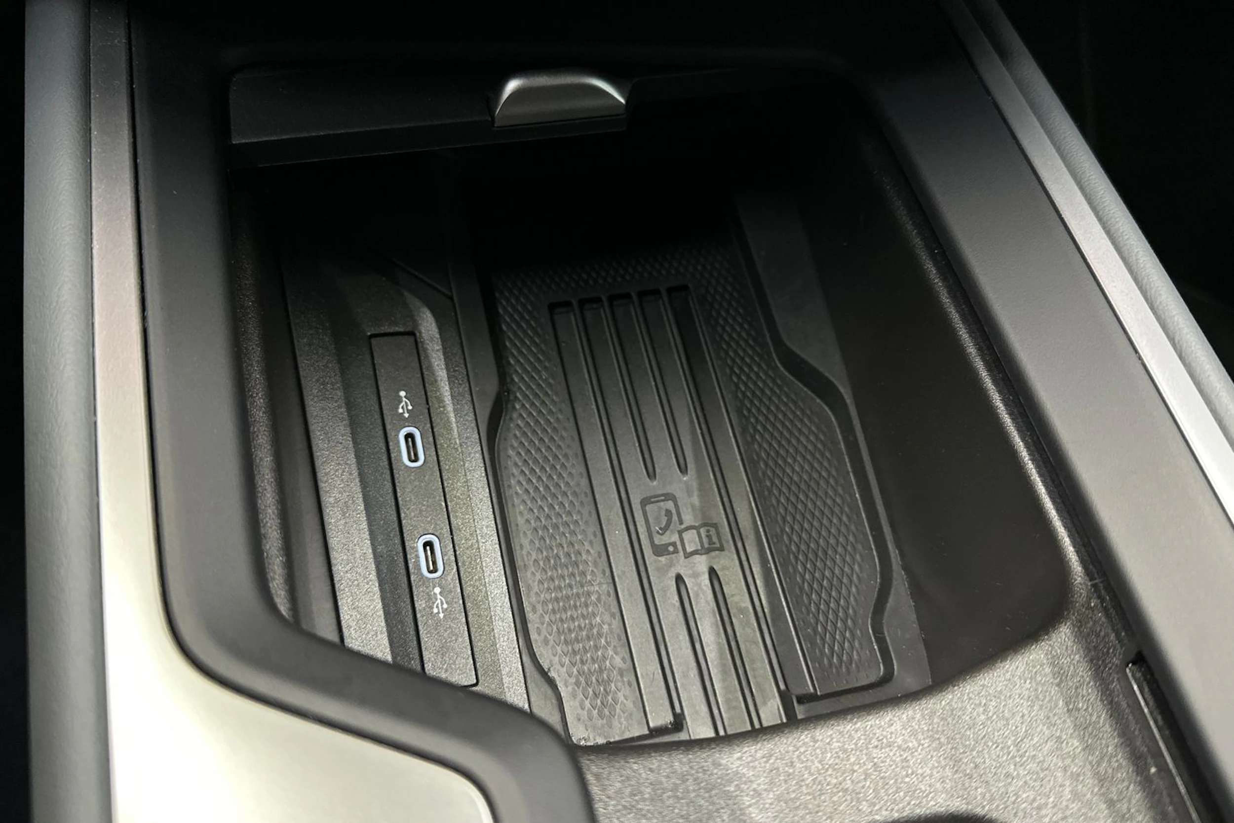 harmaa Volkswagen Passat 2024 kuva 26.