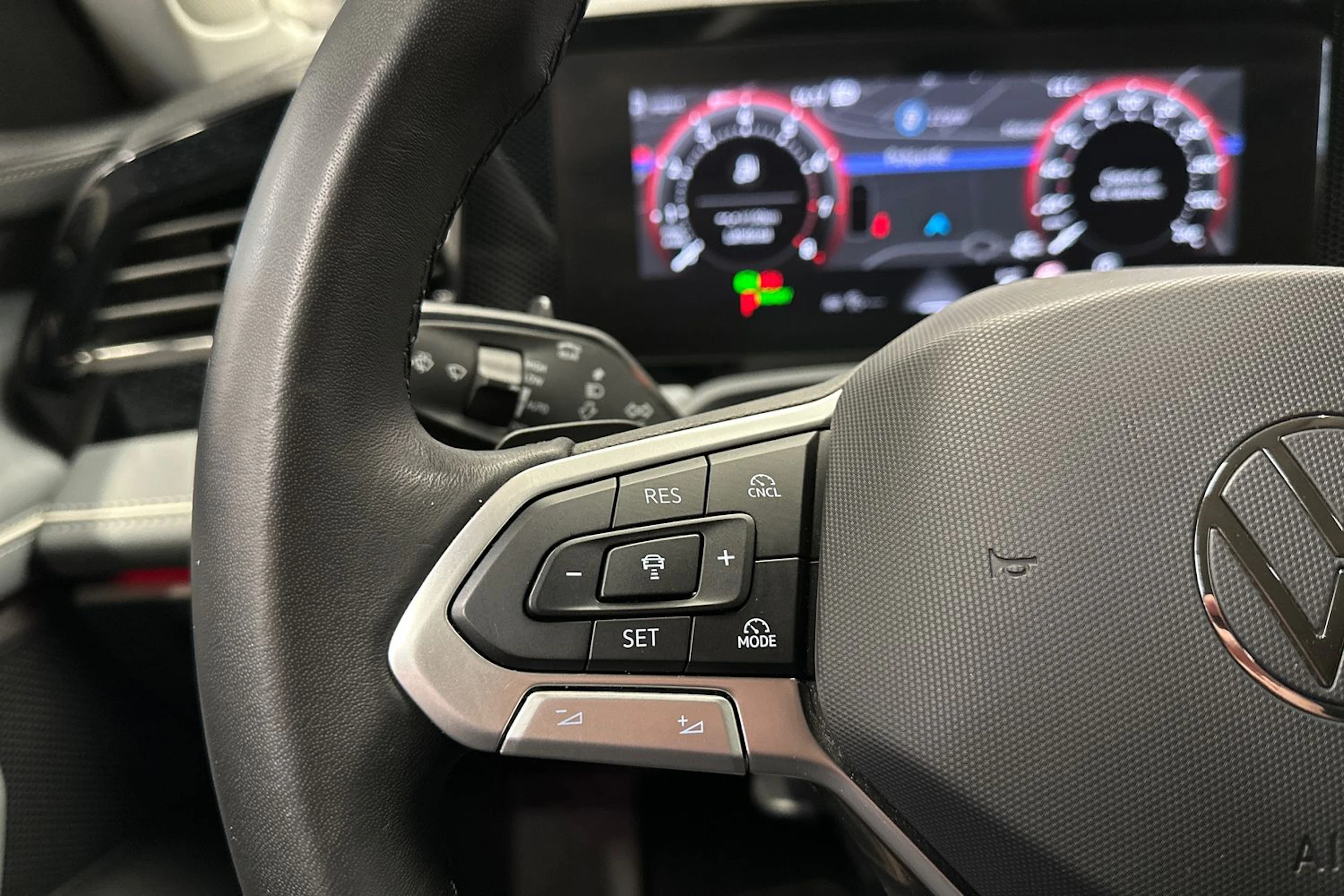 harmaa Volkswagen Passat 2024 kuva 30.