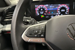 harmaa Volkswagen Passat 2024 kuva 30.