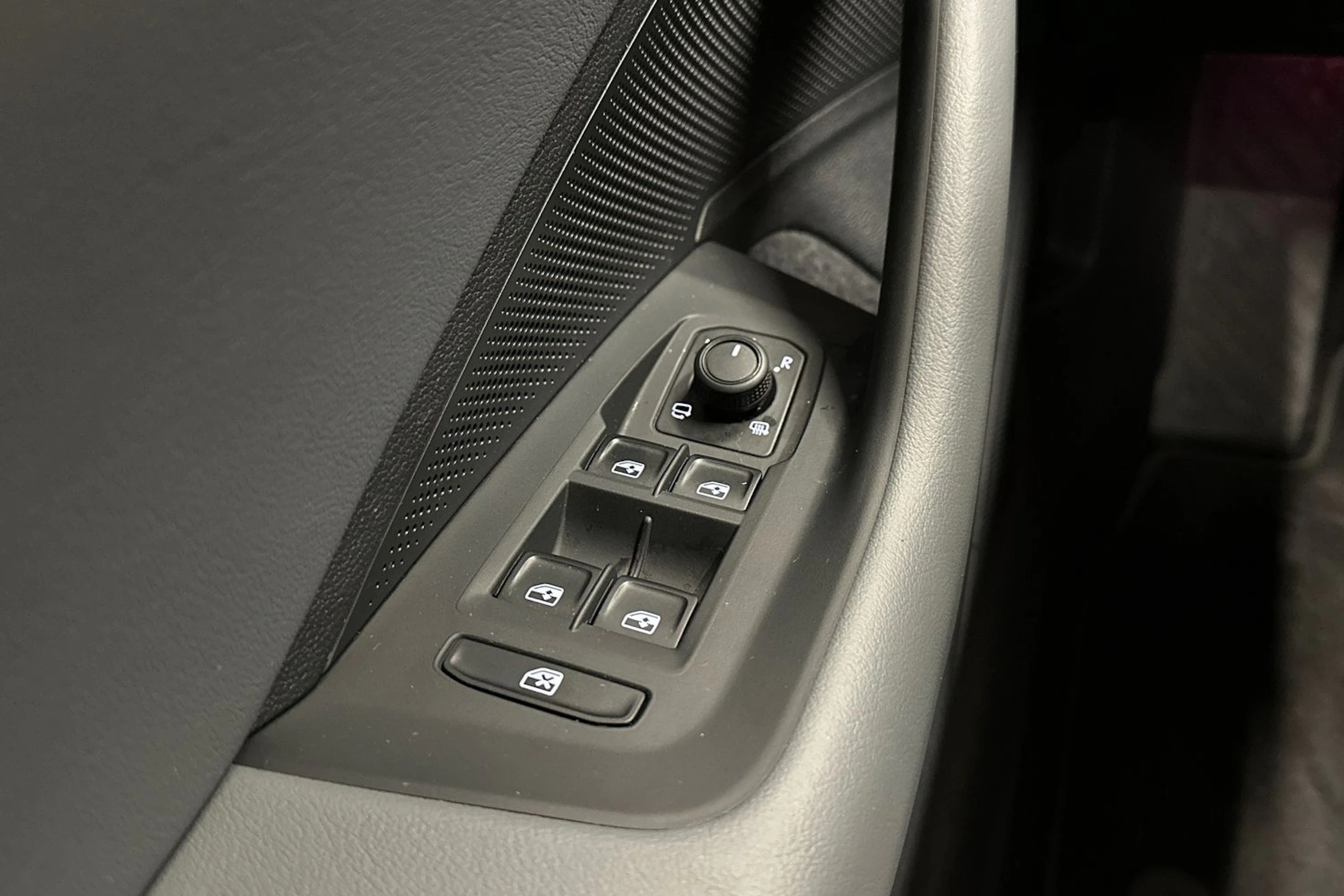 harmaa Volkswagen Passat 2024 kuva 32.