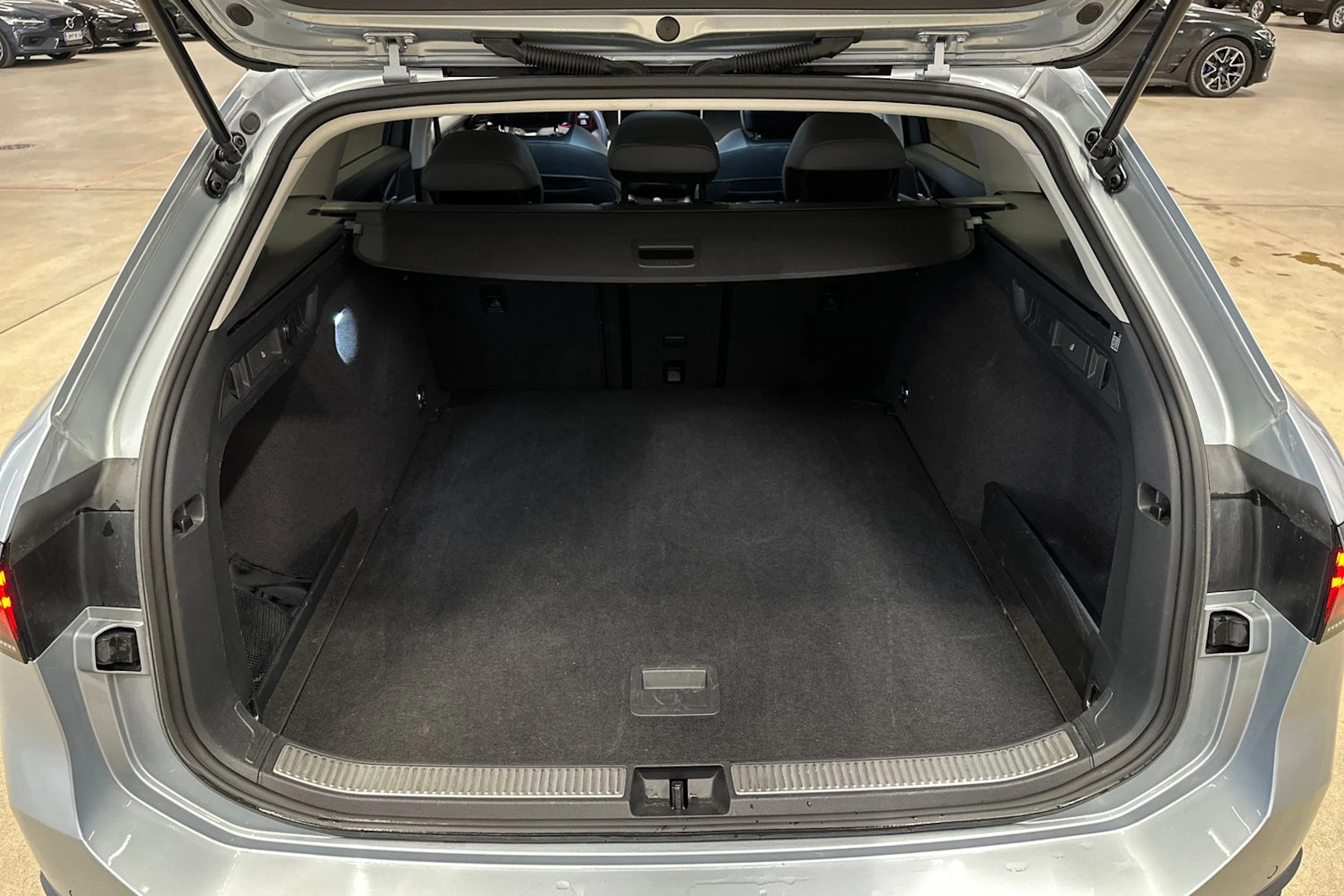 harmaa Volkswagen Passat 2024 kuva 33.