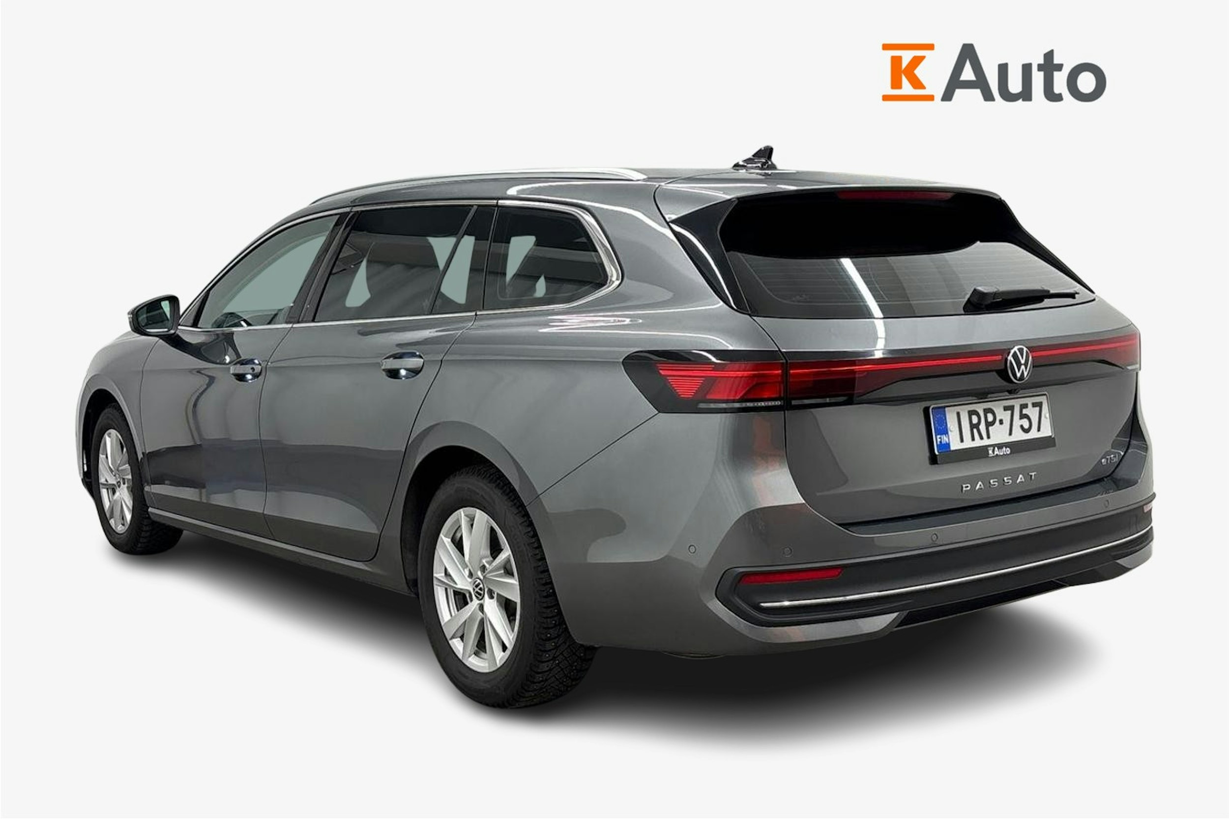 harmaa Volkswagen Passat 2024 kuva 2.