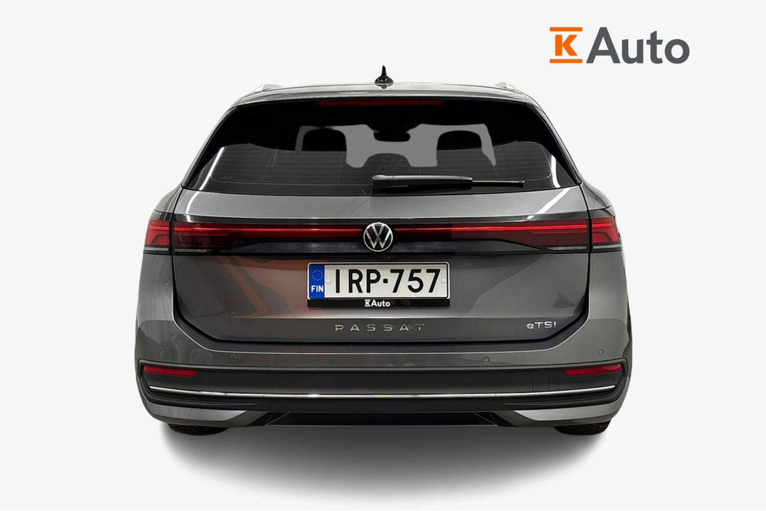 harmaa Volkswagen Passat 2024 kuva 3.